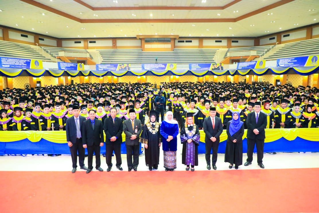 Gubernur Jawa Timur Khofifah Indar Parawansa menghadiri secara langsung Wisuda Universitas Terbuka Surabaya di Airlangga Convention Center (ACC), Minggu (12/11). 