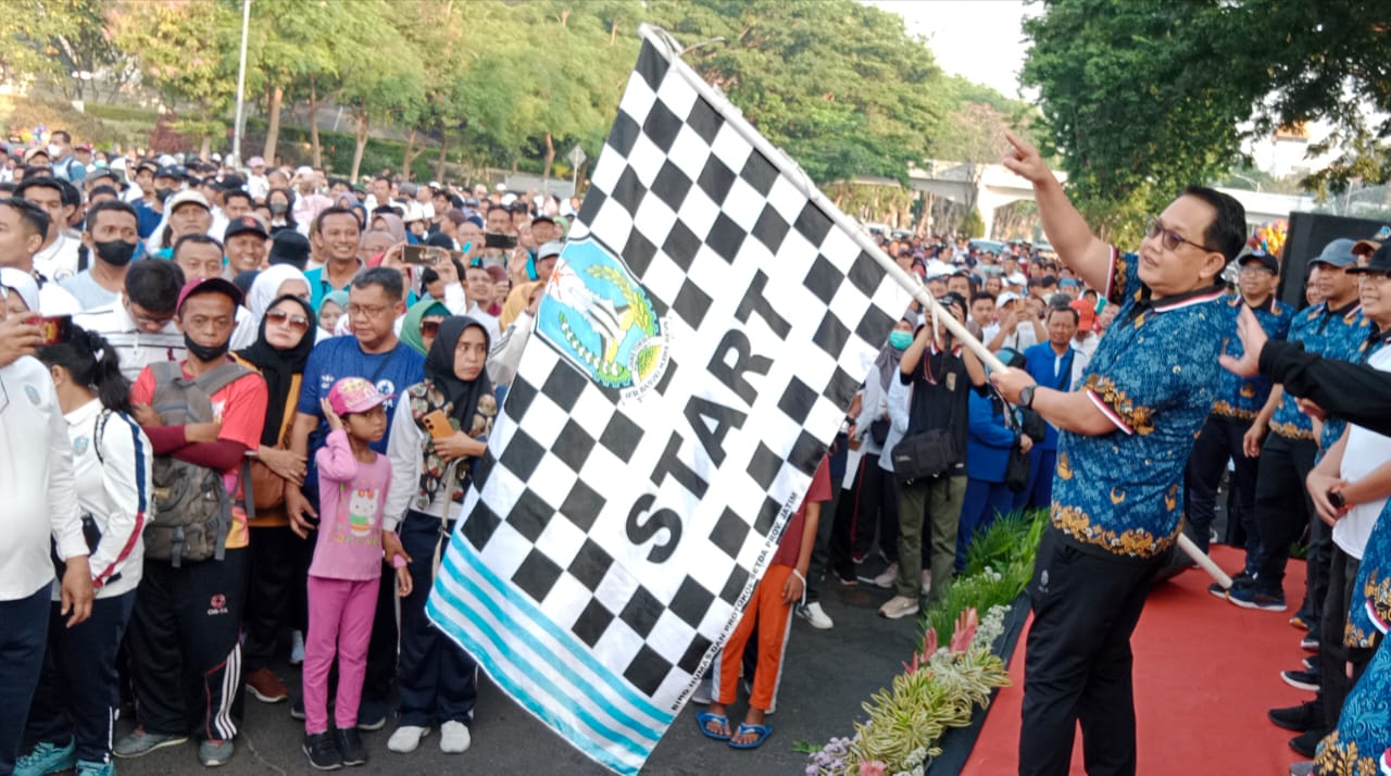 Sekretaris Daerah Provinsi Jawa Timur (Sekda Jatim), Adhy Karyono saat memberangkatkan peserta jalan sehat dalam rangka HUT KORPRI ke-52 di Surabaya, Minggu (26/11) 
