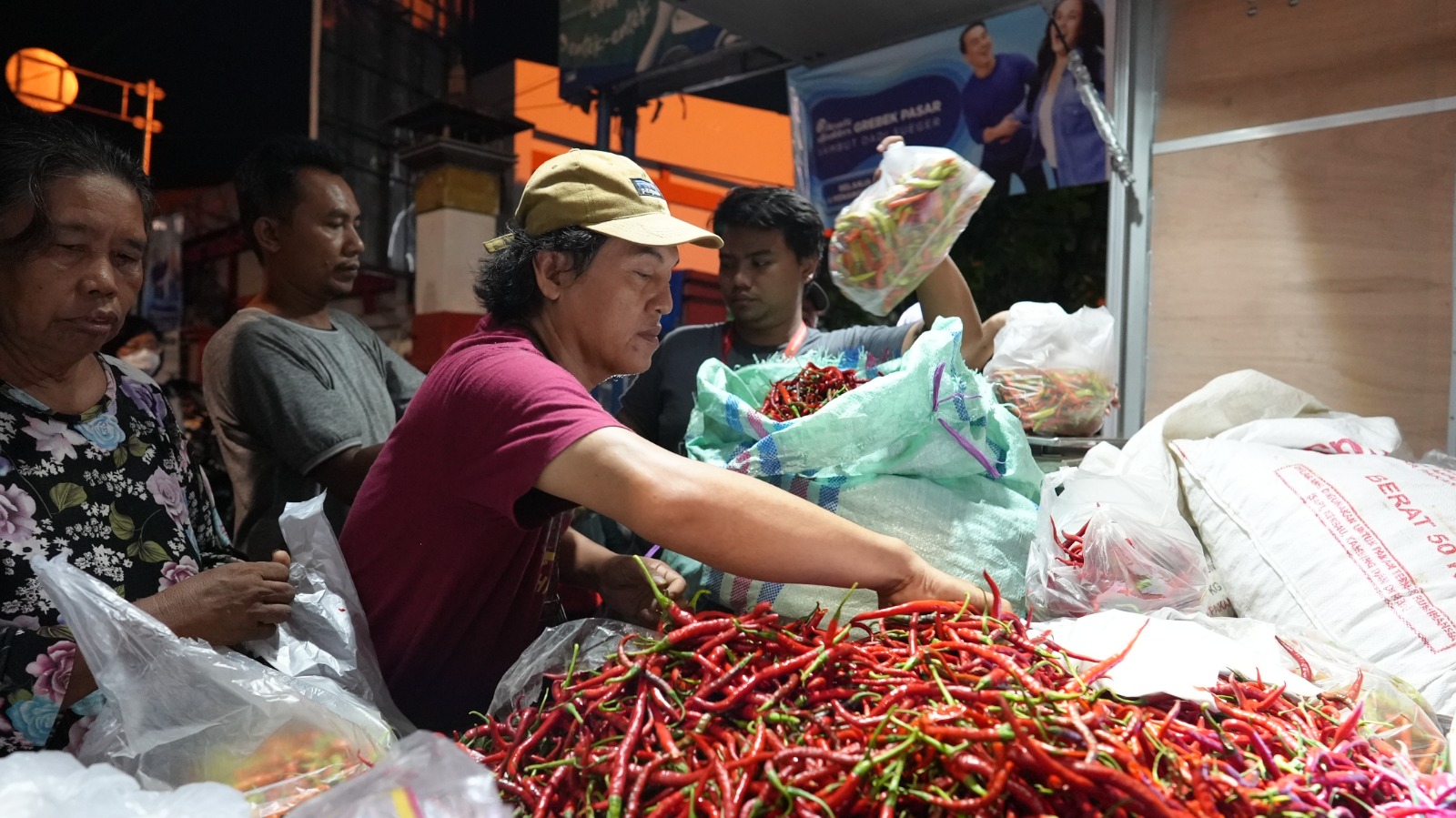 Pemerintah Provinsi Jawa Tengah menggelar operasi pasar untuk menstabilkan harga cabai yang menyentuh Rp90 ribu-Rp100 ribu, per kilogram, Sabtu (9/12/2023)