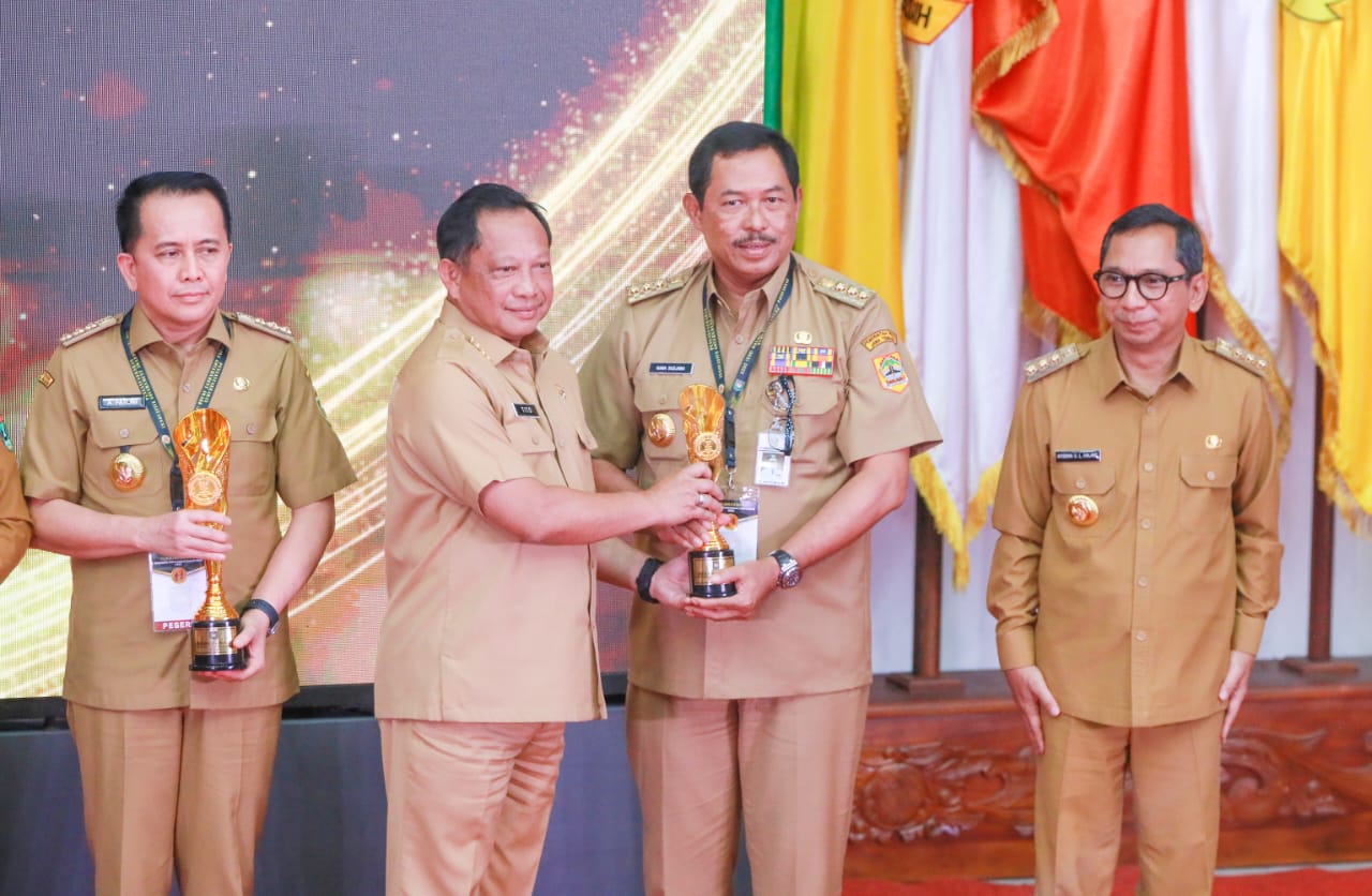 Menteri Dalam Negeri RI, Tito Karnavian menyerahkan piagam penghargaan kepada Penjabat (Pj) Gubernur Jawa Tengah, Nana Sudjana, di Sasana Bhakti Praja Jakarta, Selasa (12/12/2023).