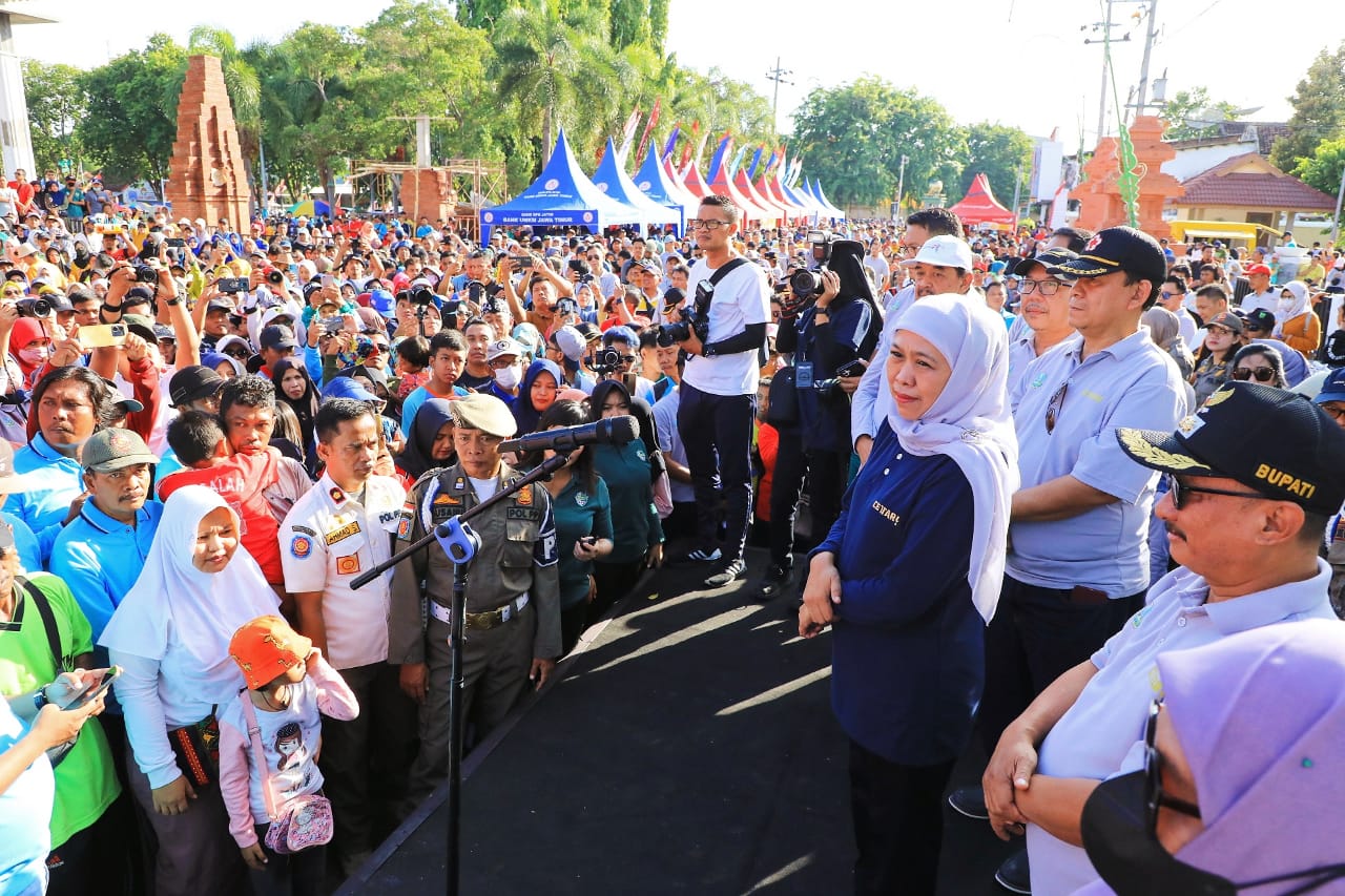 Gubernur Khofifah membaur bersama 17 ribu peserta jalan sehat yang dihelat Pemprov Jatim dalam rangka HUT ke-78 di depan Pendopo Kabupaten Situbondo, Sabtu (16/12/2023).