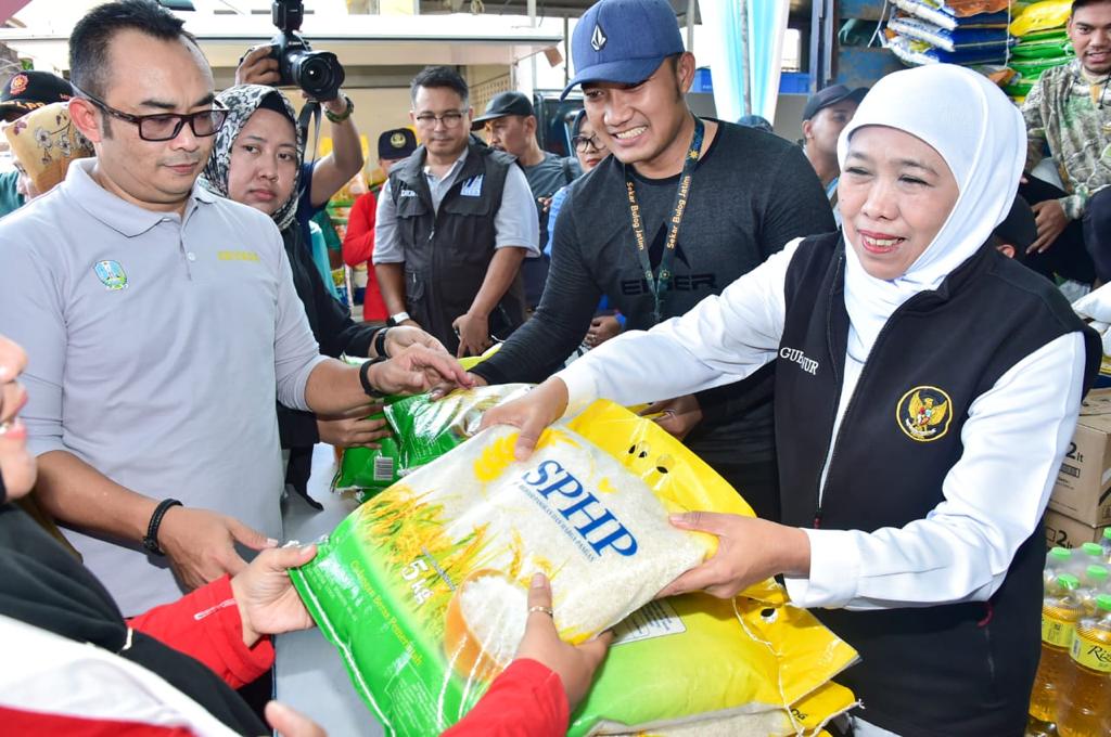 Gubernur Jawa Timur Khofifah Indar Parawansa menggelar pasar murah di Pendopo Kabupaten Situbondo, Sabtu (16/12)