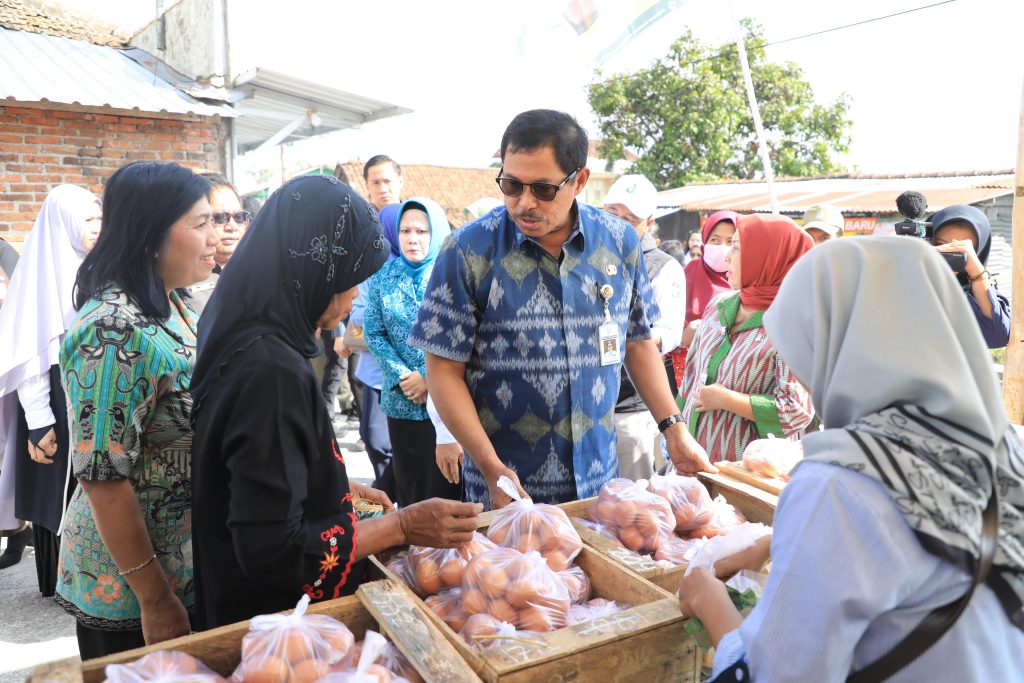 Program Gerakan Pangan Murah (GPM) yang diselenggarakan oleh Pemerintah Provinsi Jawa Tengah di Desa Sriwungu, Kecamatan Tlogomulyo, Kabupaten Temanggung, Rabu (20/12/2023),