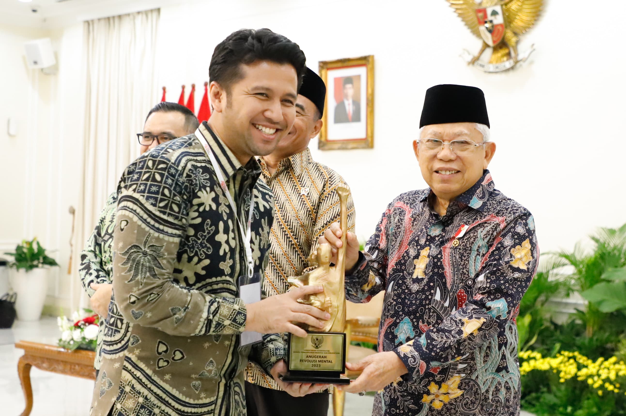 Wagub Jatim Emil Elestianto Dardak saat menerima penghargaan  dari Wapres RI KH Ma'ruf Amin