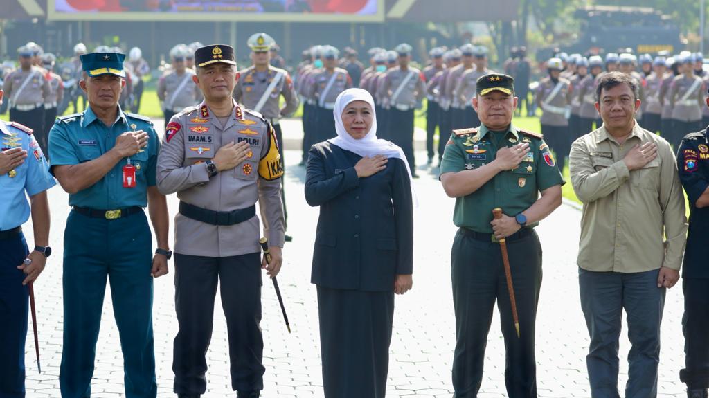 Gubernur Khofifah usai hadir dalam Apel Gelar Pasukan Operasi Lilin Semeru 2023 di Lapangan Mapolda Jatim, Kamis (21/12/2023) pagi.