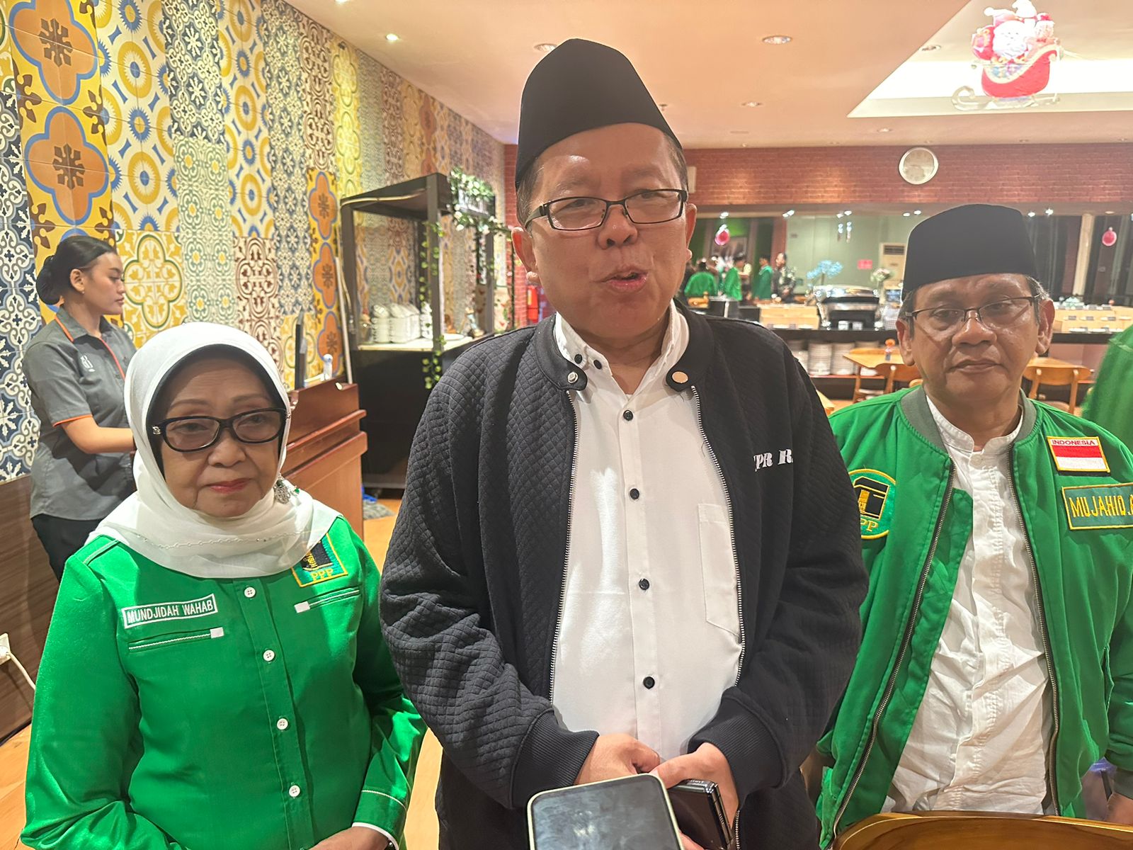 Waketum PPP Arsul Sani dan Ketua DPW PPP Jatim Mundjidah Wahab saat memberikan keterangan kepada wartawan. 