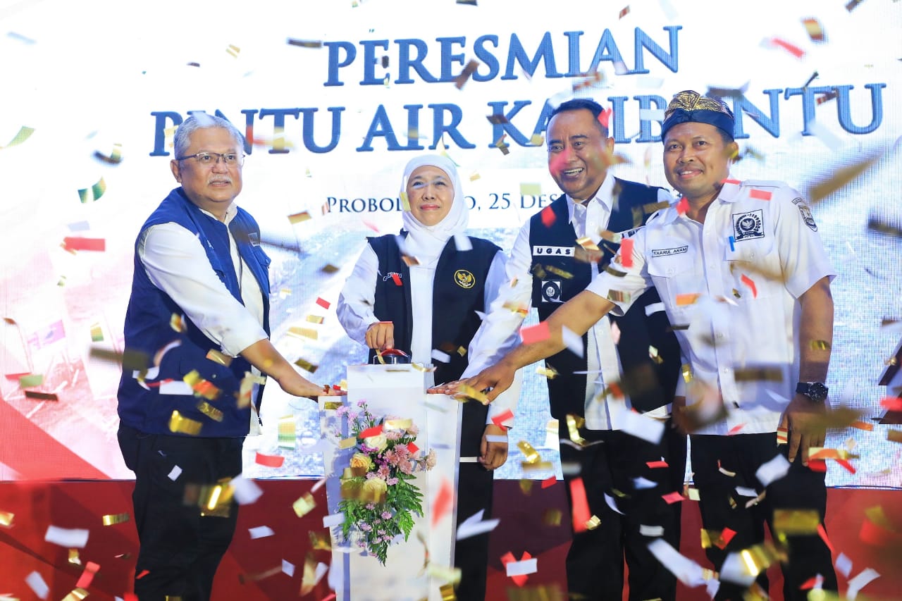 Gubernur Khofifah saat meresmikan Bangunan Pengendali Banjir Rob berupa Pintu Air dan Parapet di Desa Kalibuntu, Kecamatan Kraksaan, Kabupaten Probolinggo, Senin (25/12) sore.
