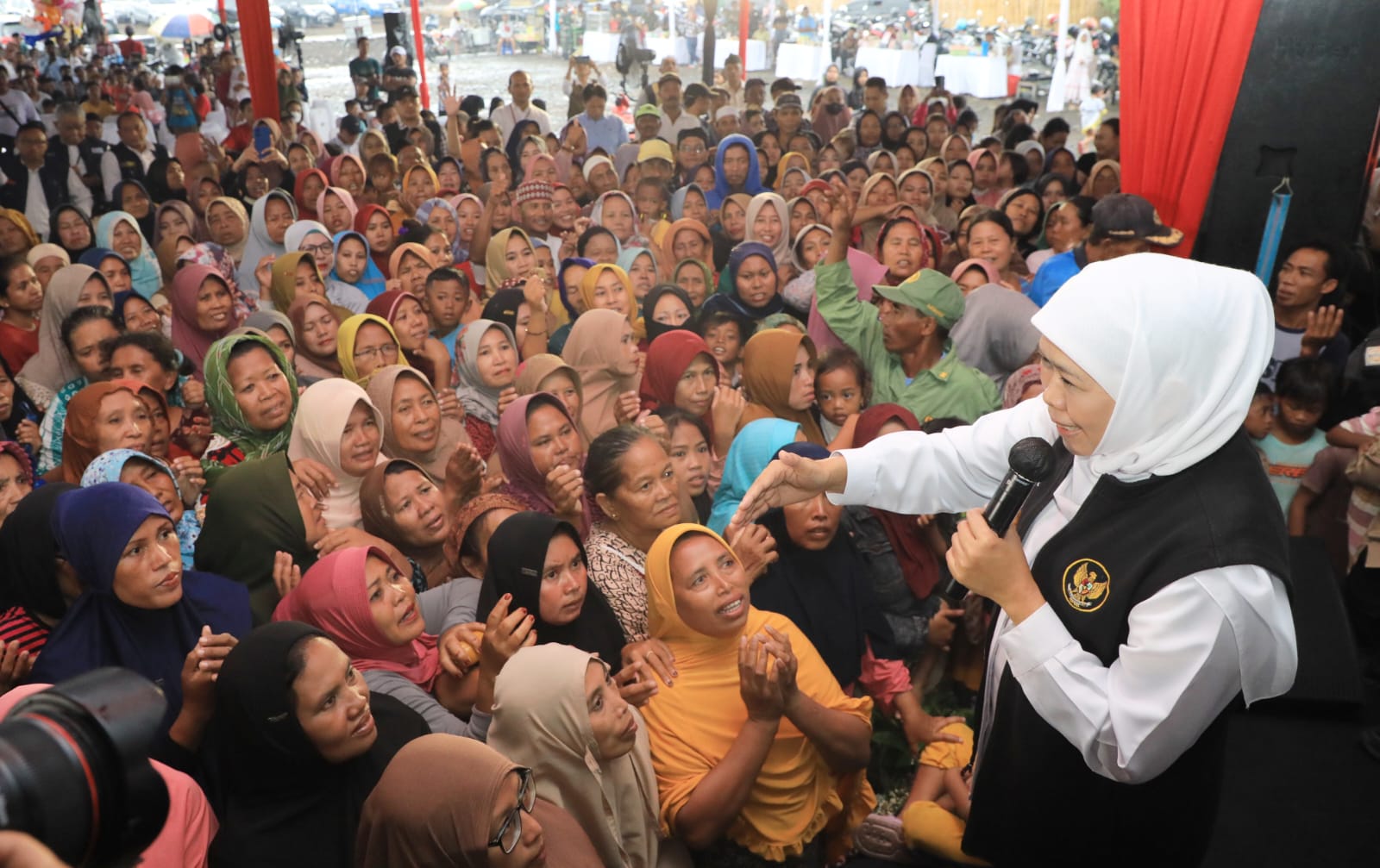 Gubernur Jawa Timur Khofifah Indar Parawansa menyalurkan berbagai bantuan sosial (bansos) dan tali asih kepada masyarakat di Kantor Desa Kalibuntu, Probolinggo, Senin (25/5). 