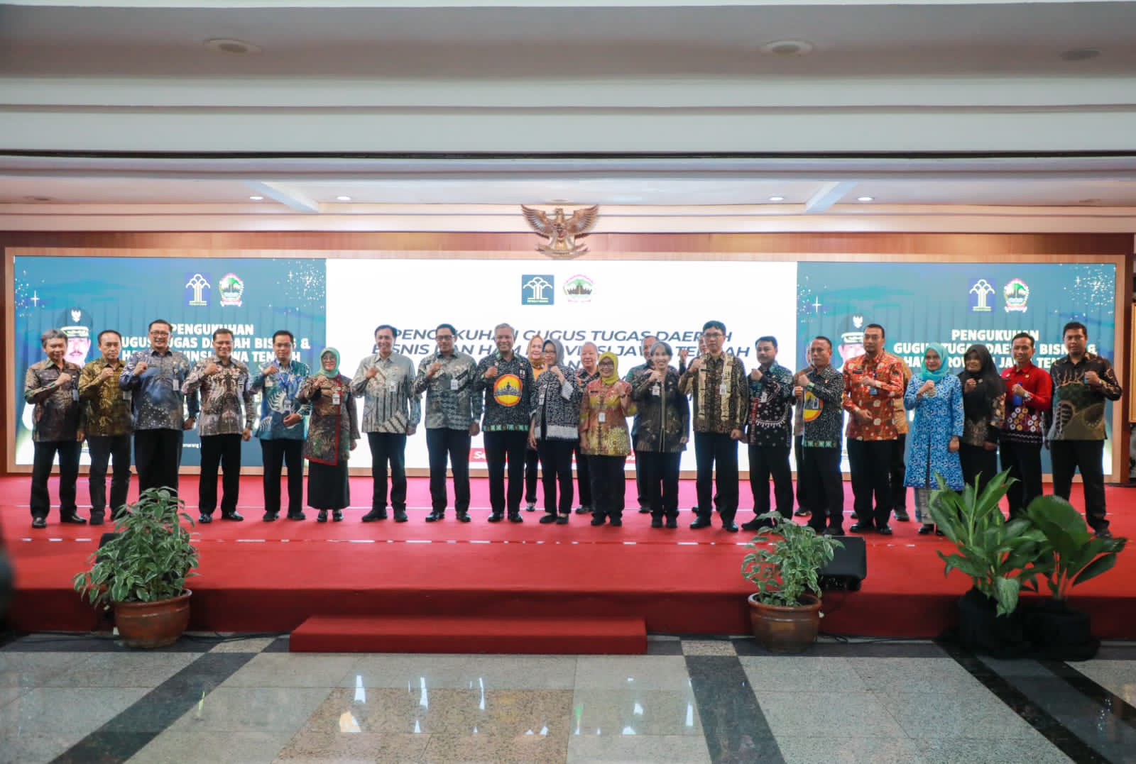 Pengukuhan Gugus Tugas Daerah Bisnis dan Hak Asasi Manusia (HAM) Provinsi Jawa Tengah dan Penyerahan Penghargaan Kabupaten/Kota Peduli Hak Asasi Manusia Provinsi Jawa Tengah, di Grhadhika Bhakti Praja Semarang, Kamis (28/12/2023)