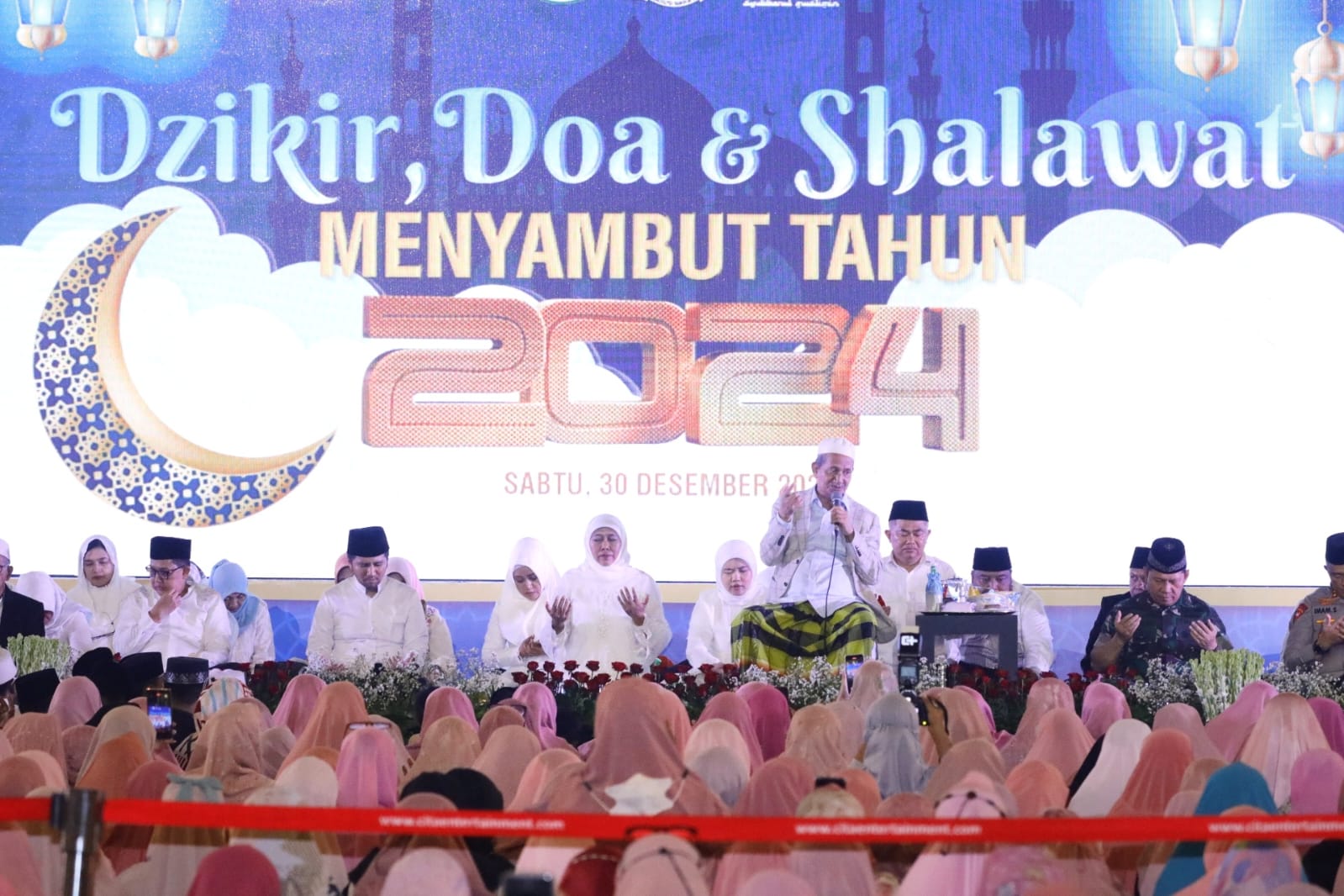 Gubernur Jawa Timur Khofifah Indar Parawansa menghadiri Refleksi Akhir Tahun 2023 dan Doa Awal Tahun 2024 untuk Kemaslahatan Jawa Timur dan Indonesia di Masjid Al-Akbar Surabaya, Sabtu (30/12) malam.