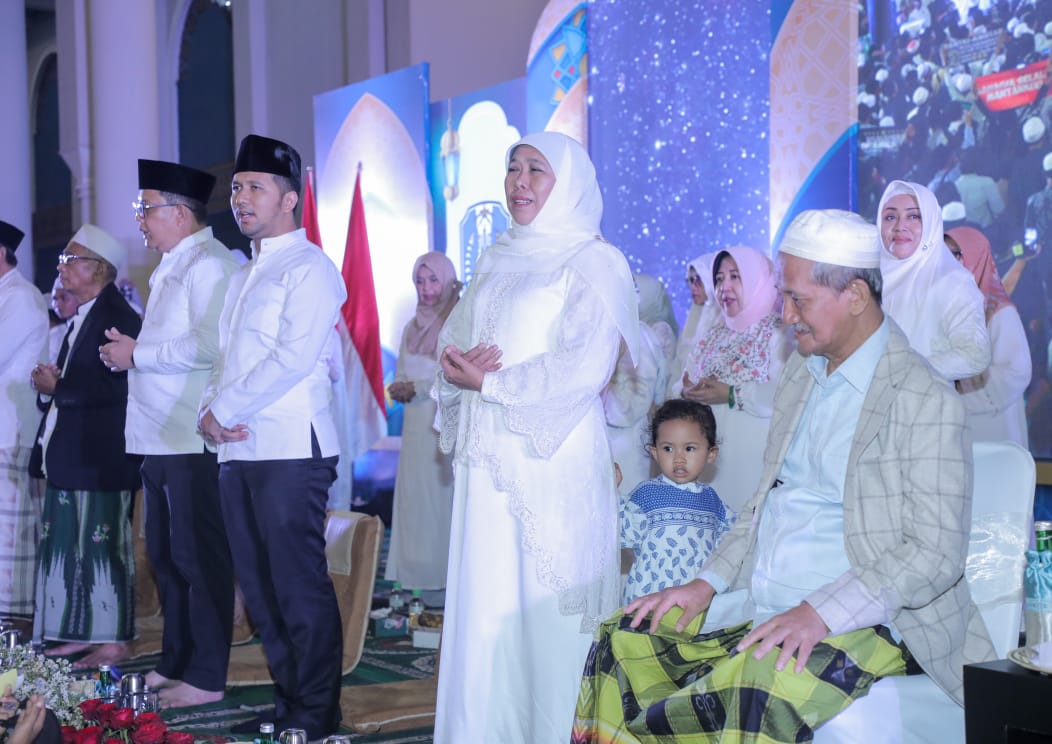 Gubernur Khofifah bersama Wakil Gubernur Jatim Emil Elestianto Dardak dan segenap jajaran Forkopimda Jatim menghadiri Dzikir, Doa, dan Sholawat Bersama jelang tahun 2024