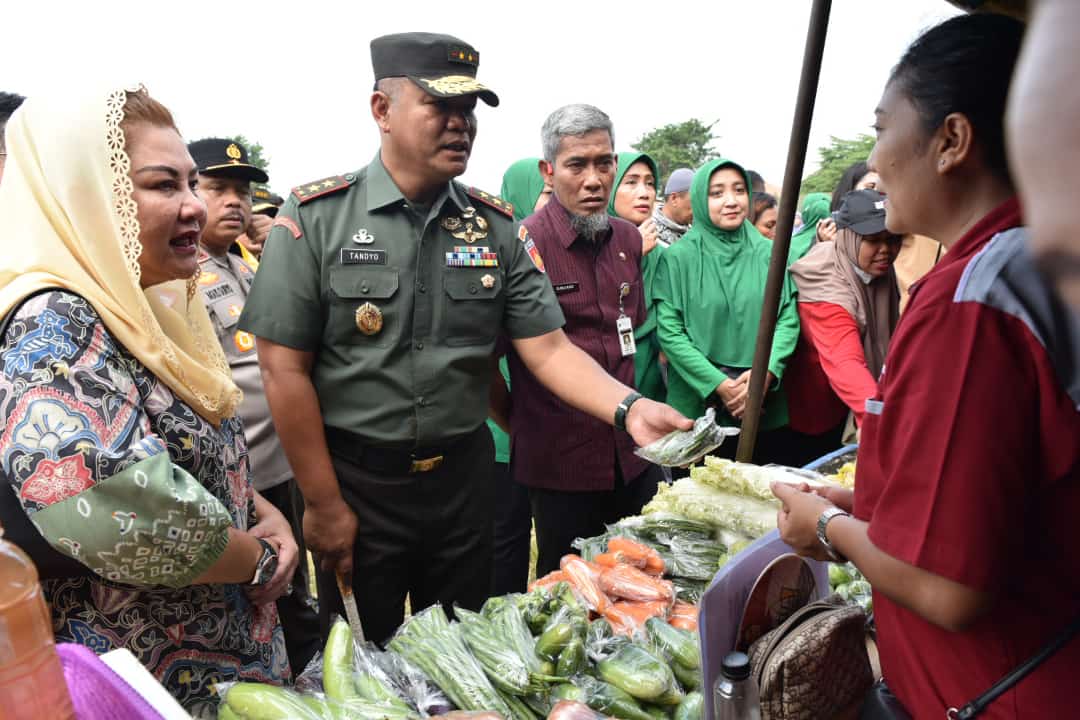 Menjelang Ramadan 2024, Pemerintah Provinsi Jawa Tengah bersama Kodam IV/Diponegoro menyelenggarakan pasar murah, di Lapangan Garnisun Kota Semarang, Selasa (5/3/2024)