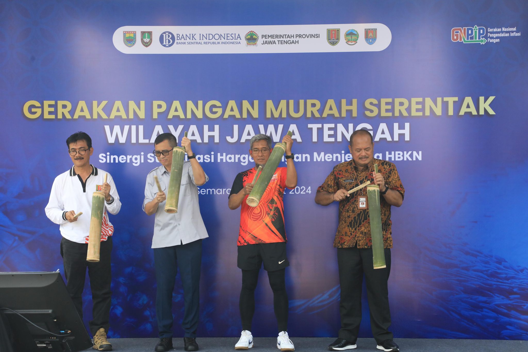 Sekretaris Daerah Provinsi Jawa Tengah, Sumarno, meluncurkan Gerakan Pangan Murah (GPM) Serentak pada empat kabupaten/ kota di Jateng di Kantor Kecamatan Gayamsari Semarang, Jumat (8/3/2024).
