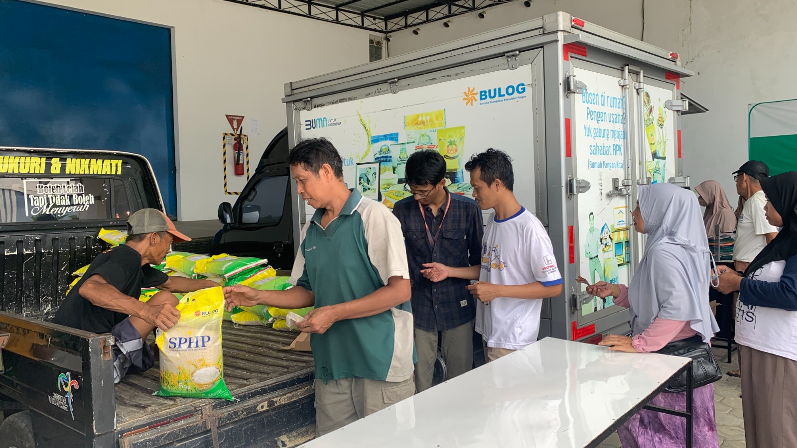 Sejumlah empat ton beras Stabilisasi Pasokan dan Harga Pangan (SPHP) ludes dibeli masyarakat, dalam acara Gerakan Pangan Murah yang digelar di area PT Bintang Mas Triyasa (BMT) Mewek, Purbalingga, pada Rabu (13/3/2024).