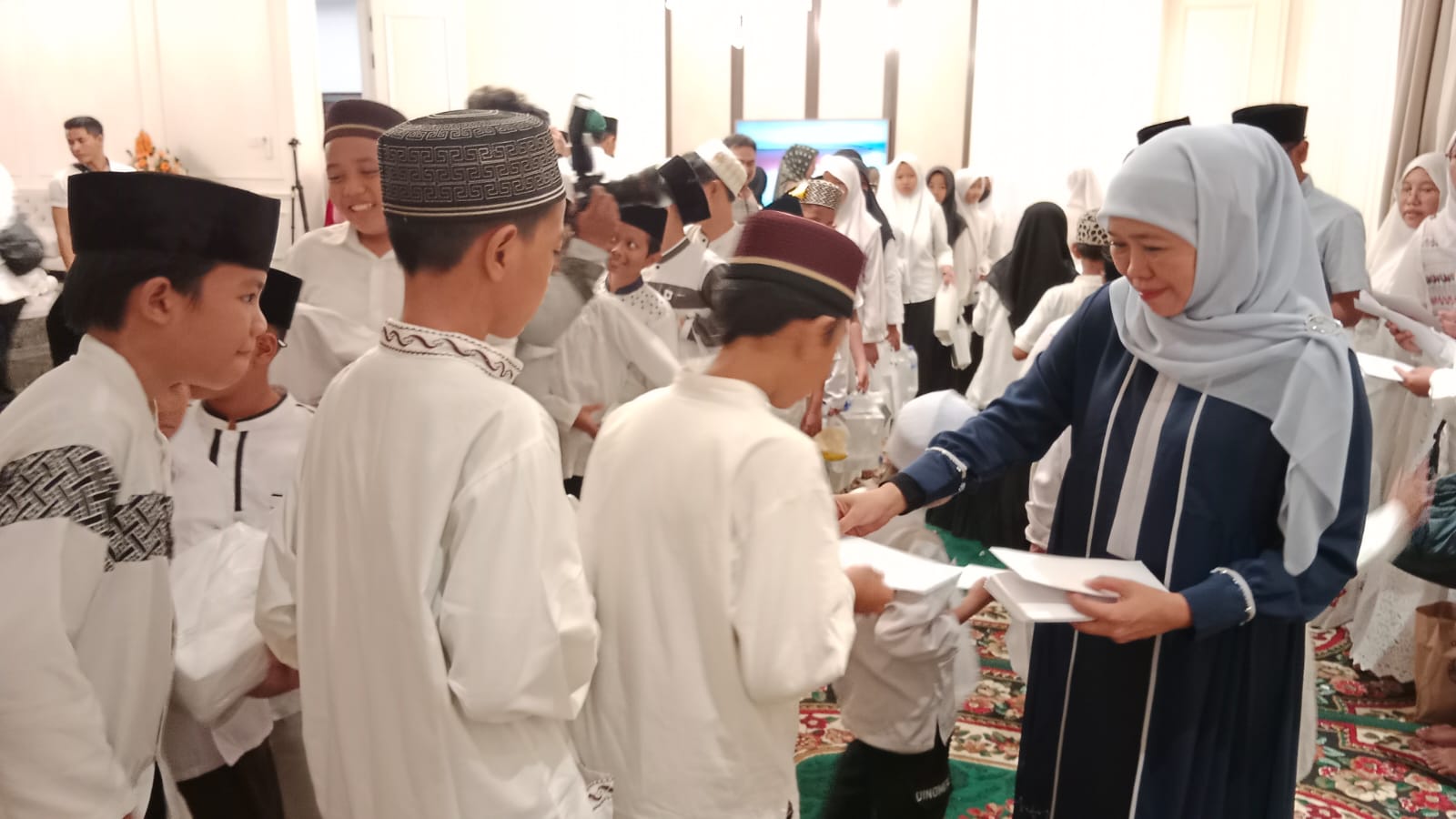Jurnalis Grahadi Santuni 100 Anak Yatim dan Gelar Buka Bersama Ketum Muslimat NU Khofifah Indar Parawansa