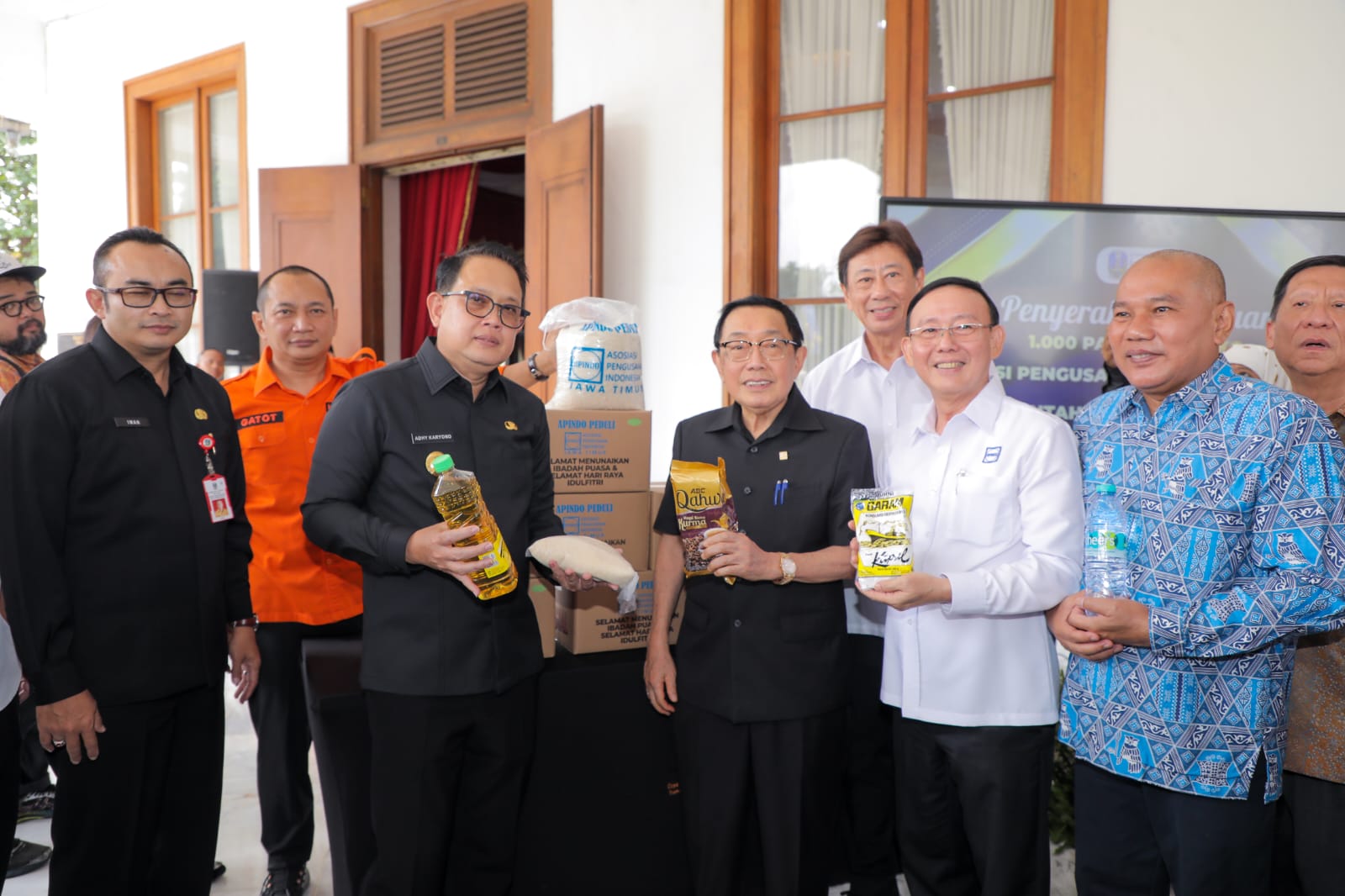 Penjabat Gubernur Jawa Timur Adhy Karyono menerima bantuan 1.000 paket sembako dari Apindo Jatim di Gedung Negara Grahadi, Surabaya, Senin (25/3). 