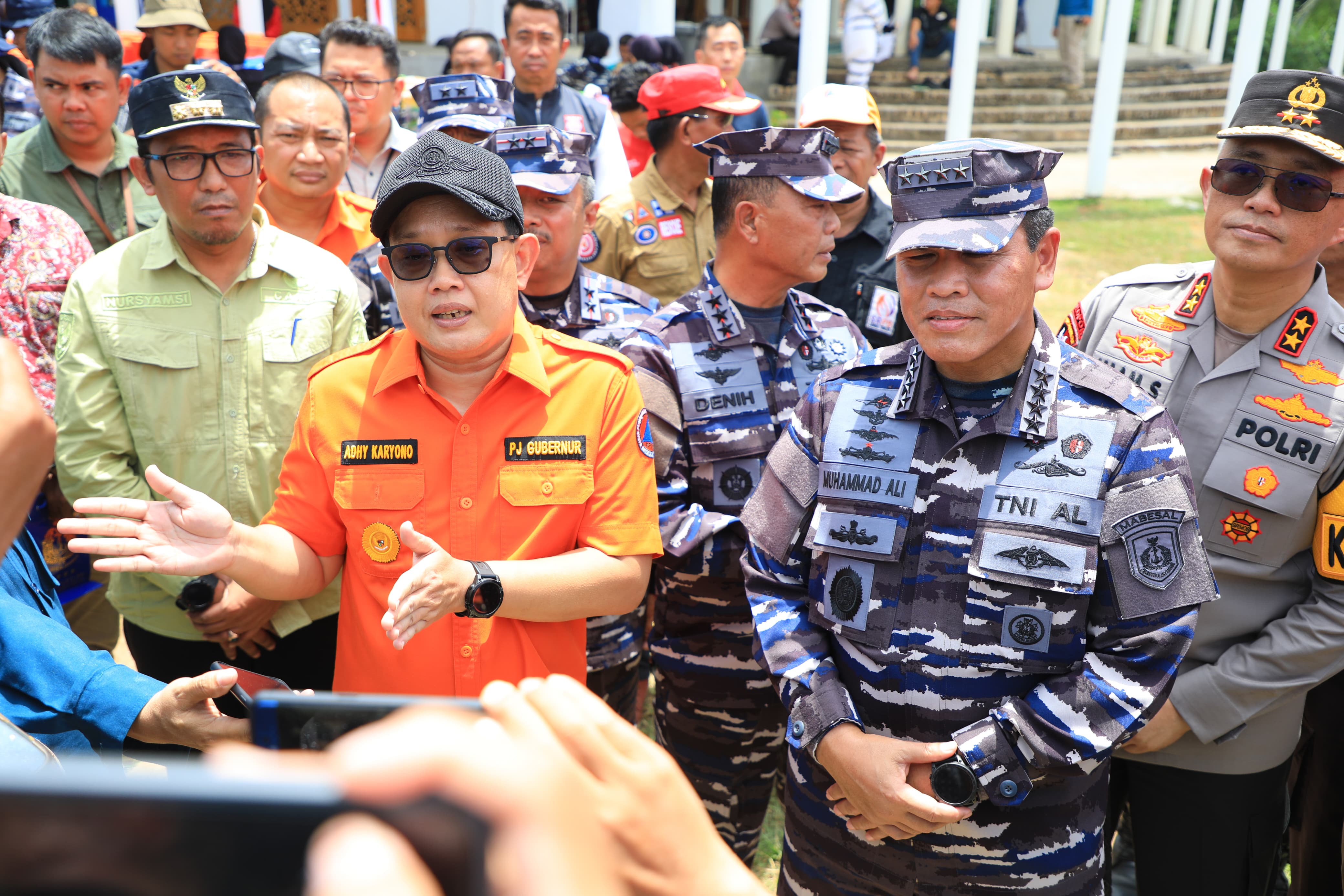 Pj) Gubernur Jawa Timur Adhy Karyono mendampingi Kepala Staf Angkatan Laut Laksamana TNI Muhammad Ali menggelar Bakti Sosial dan Bakti Kesehatan untuk warga korban gempa di Pulau Bawean Kabupaten Gresik, Sabtu (30/3).