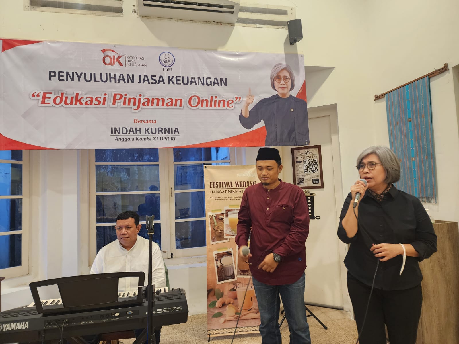 Bersama ratusan orang yang menjadi tim pemenangannya saat Pemilu lalu Indah Kurnia lakukan Edukasi mengenai Pinjaman Online, Sabtu (29/3).