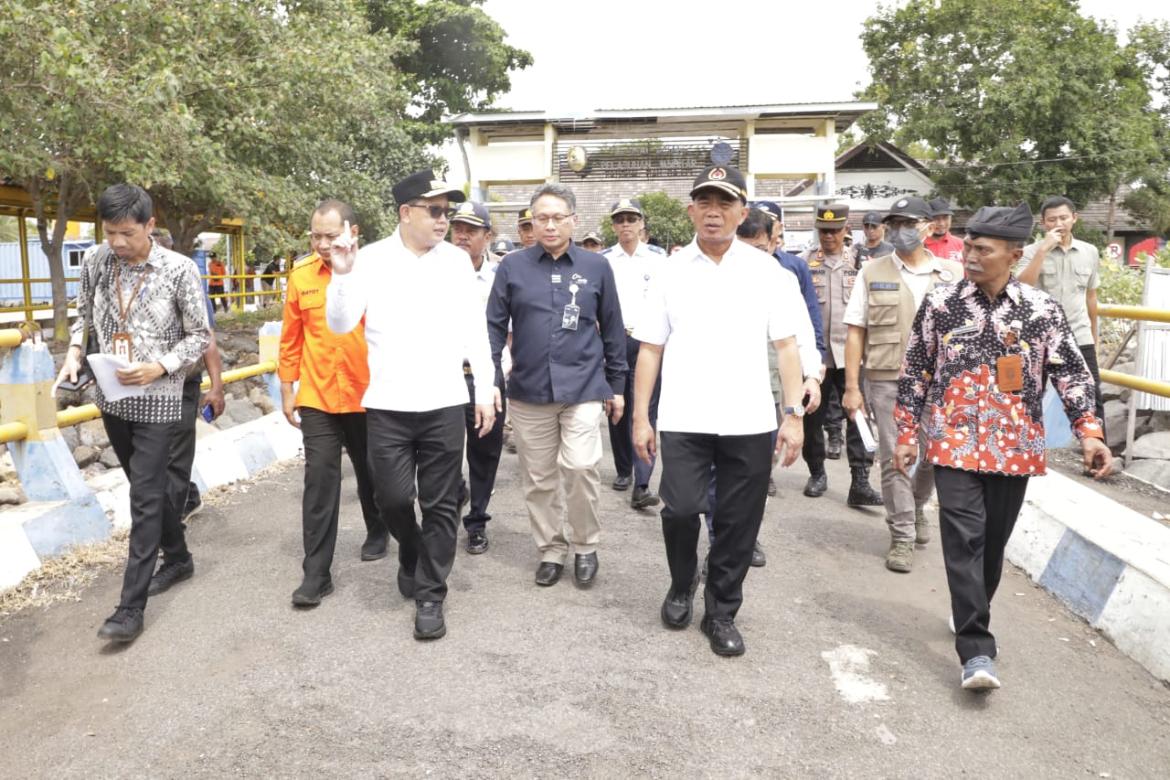 Pj Gubernur Jawa Timur Adhy Karyono bersama Menko PMK) Muhadjir Effendy turun langsung dan memantau kelangsungan arus mudik jalur laut dari Pelabuhan Jangkar, Kab. Situbondo, Sabtu (6/4).