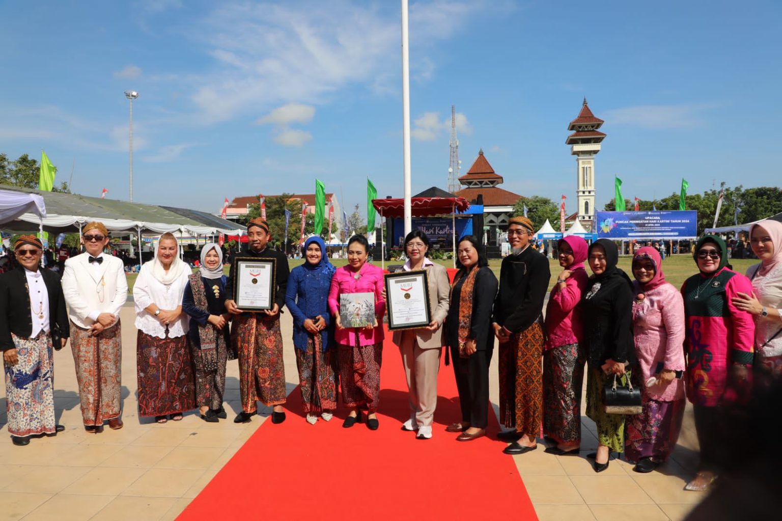 puncak perayaan ke-145 Hari Kartini berlangsung di alun-alun Kabupaten Rembang, Minggu (21/4/2024).
