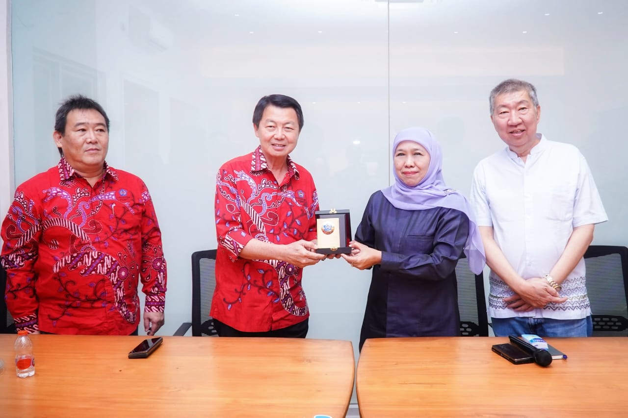 Khofifah Indar Parawansa mendapatkan dukungan untuk maju kembali dalam kontestasi Pilgub Jatim 2024 dari Paguyuban Sosial Marga Tioghoa Indonesia Jawa Timur