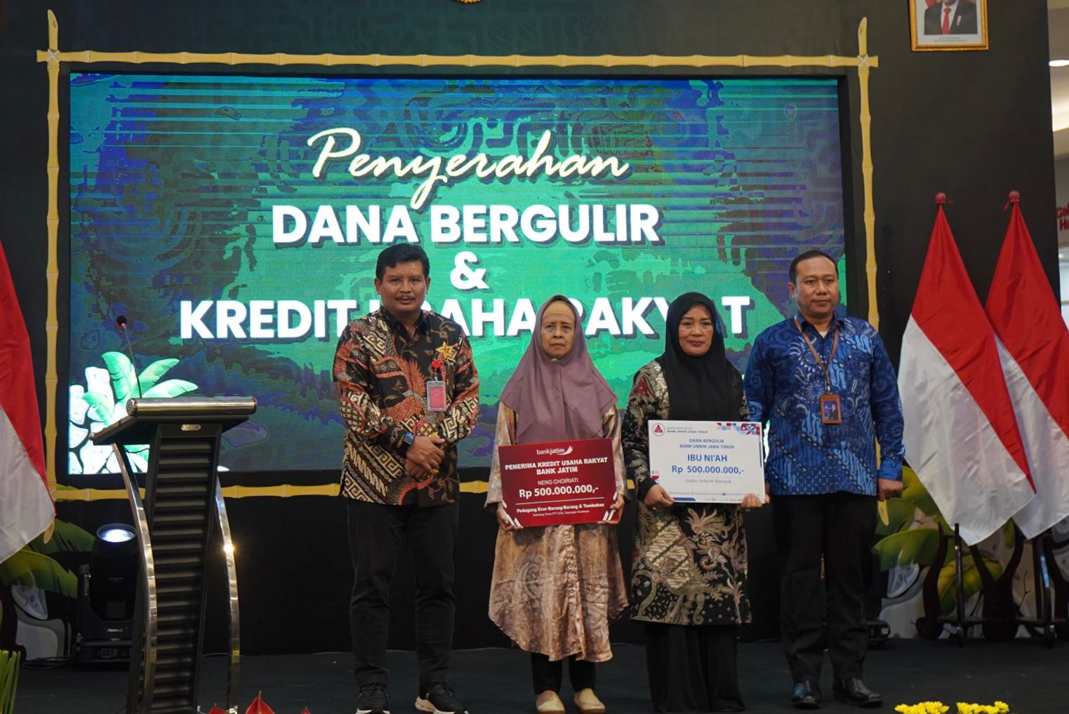 penyerahan KUR bankjatim dalam kegiatan 5th Kampoeng Kreasi yang diselenggarakan oleh Dinas Pemberdayaan Masyarakat dan Desa Provinsi Jawa Timur pada hari Kamis (2/5).