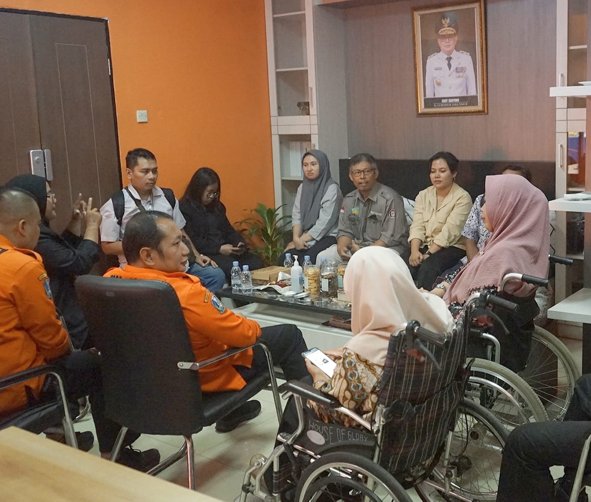 sejumlah perwakilan organisasi penyandang disabilitas saat audiensi dengan Kalaksa BPBD Jatim Gatot Soebroto di Kantor BPBD Jatim, Senin (6/5/2024).