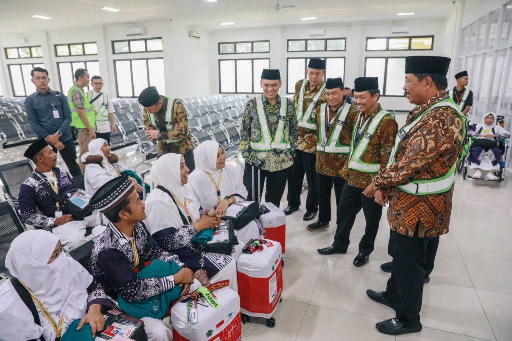 (Pj) Gubernur Jateng, Nana Sudjana melepas keberangkatan 352 orang jemaah calon haji kelompok terbang (kloter) pertama Embarkasi Solo, di Gedung Asrama Haji Donohudan, Boyolali, Minggu (12/5/2024). 