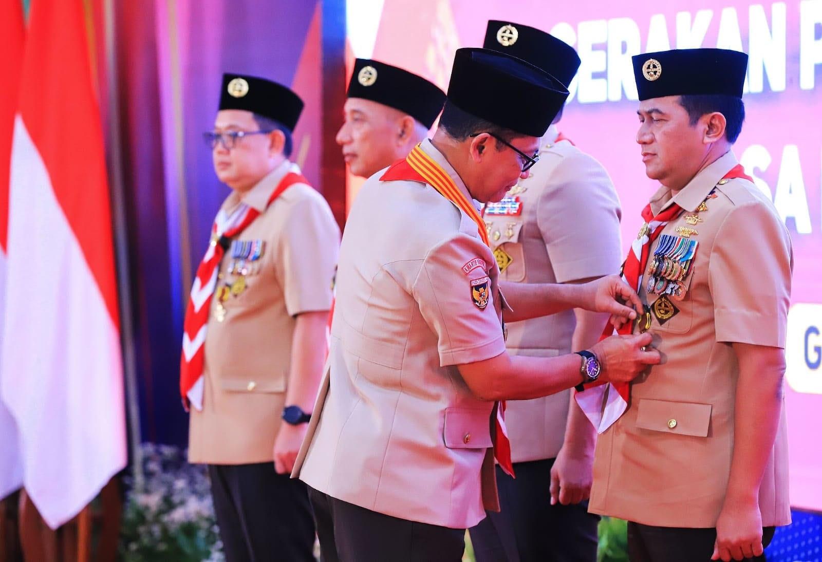 Kamabicab Gerakan Pramuka Kota Probolinggo, Nurkholis saat menerima Tanda Penghargaan Lencana Darma Bakti Pramuka pada Rabu pagi (22/5).