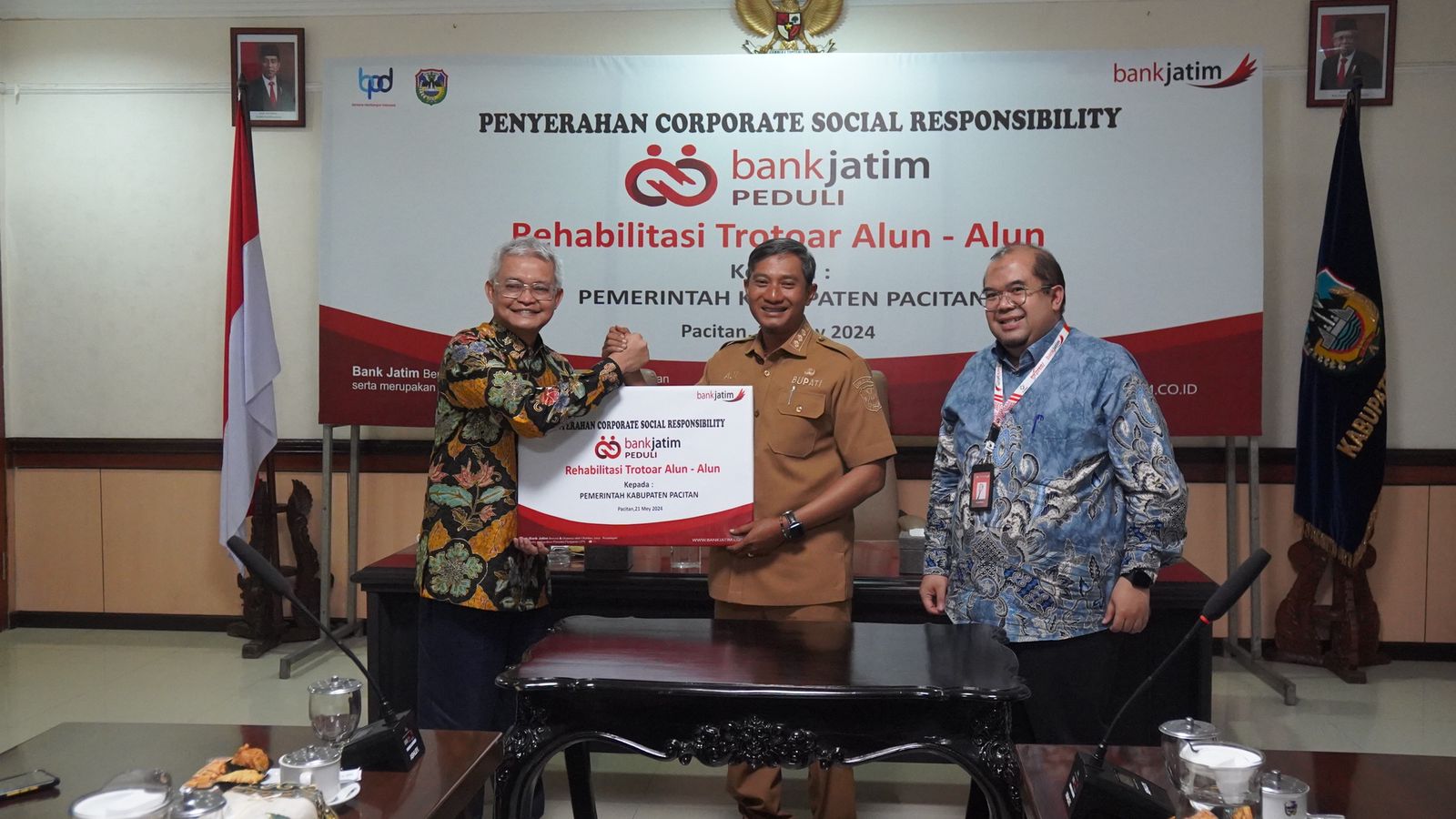 Bantuan CSR Bank Jatim diserahkan secara simbolis oleh Direktur IT & Digital bankjatim Zulhelfi Abidin kepada Bupati Pacitan Indrata Nur Bayuaji pada hari Selasa (21/5).