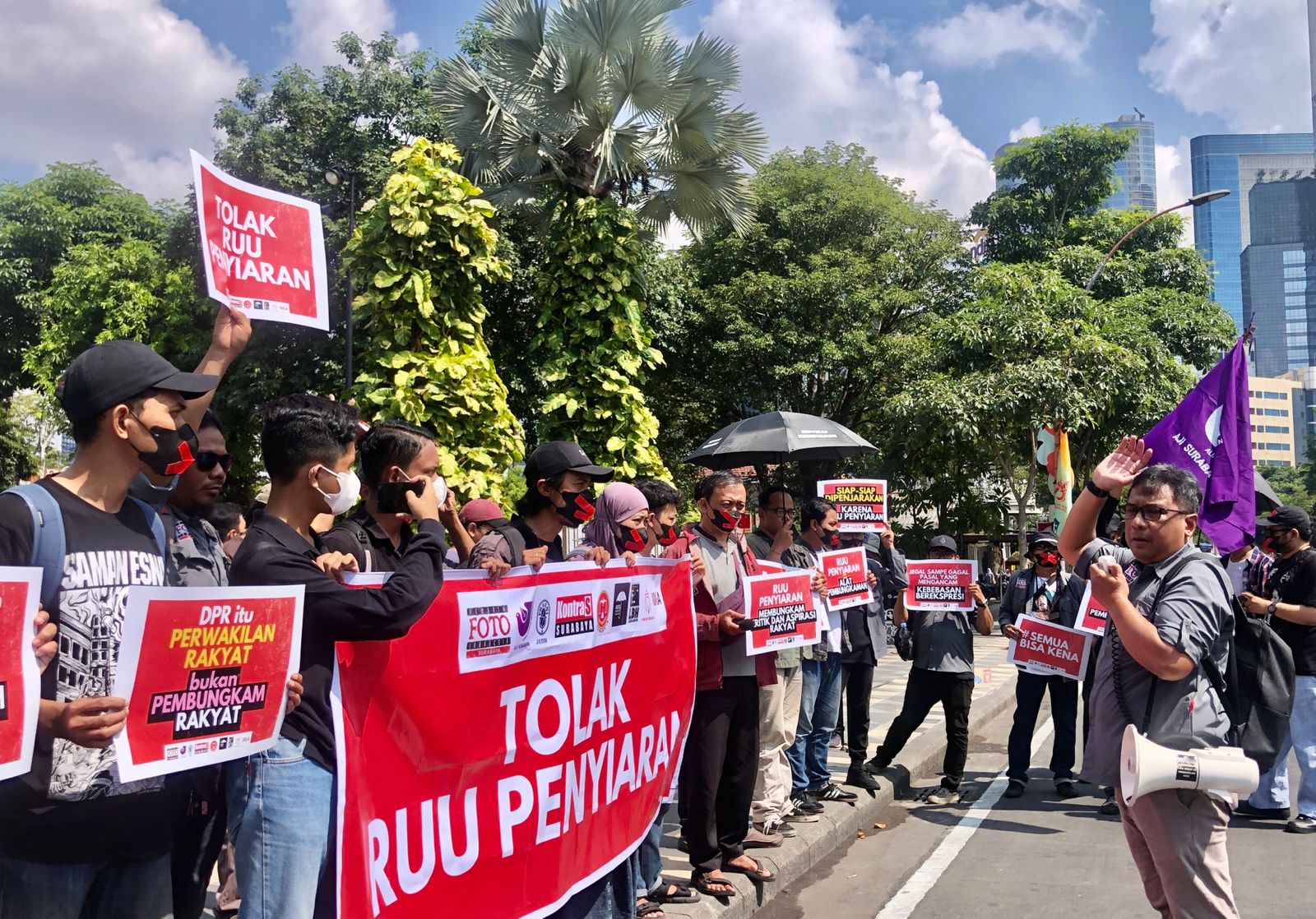 Puluhan massa yang tergabung dalam Koalisi Masyarakat dan Pers (Kompres) Tolak RUU Penyiaran Surabaya menggelar demonstrasi di depan Gedung Negara Grahadi, Surabaya, Selasa (28/5/2024).