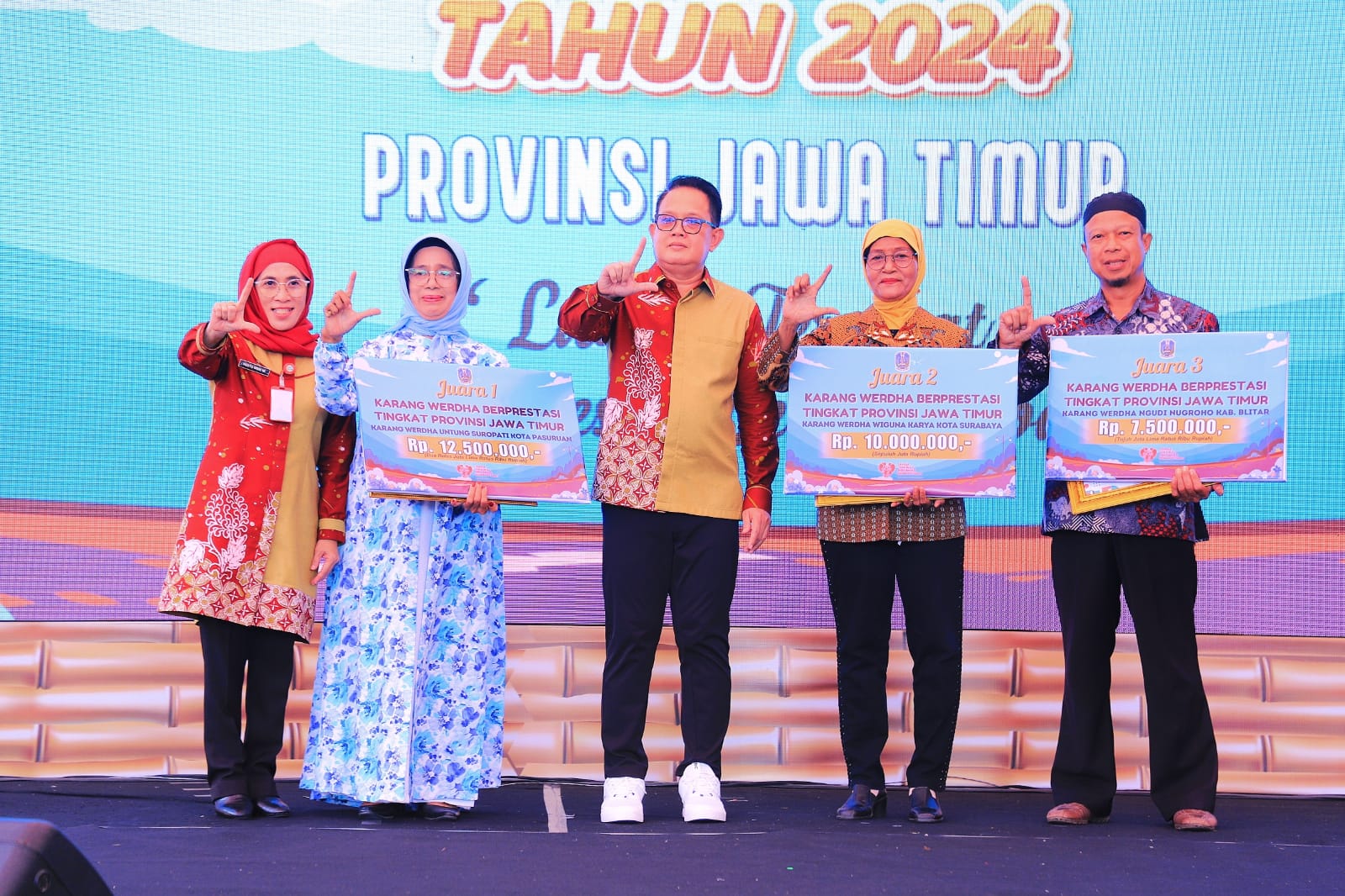Pj. Gubernur Jawa Timur, Adhy Karyono saat menghadiri puncak peringatan Hari Lanjut Usia Nasional (HLUN) ke-28 tingkat Provinsi Jawa Timur, Rabu (29/5) 