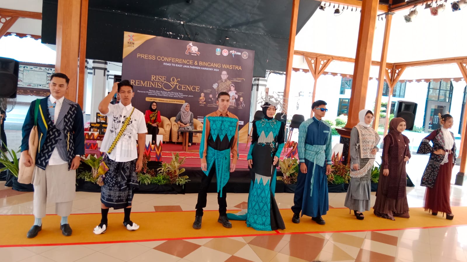 East Java Fashion Harmony 2024: Menggugah Karya Busana di Pantai Midodaren