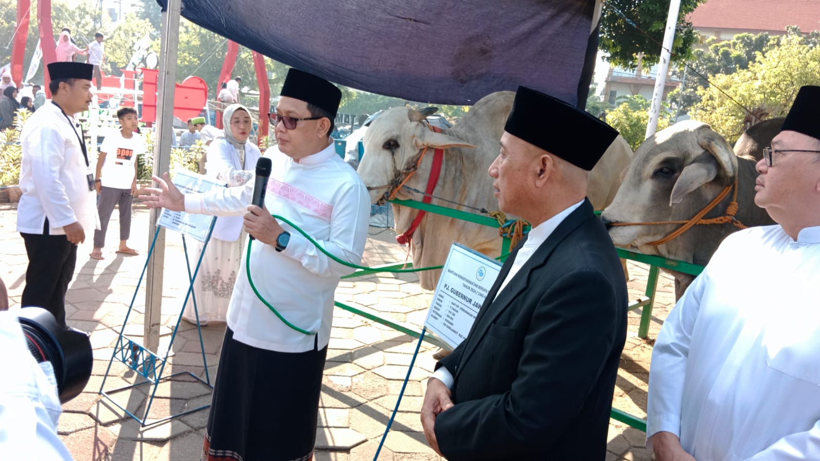 Penjabat Gubernur Jawa Timur, Adhy Karyono, menyerahkan sapi kurban di Masjid Nasional Al-Akbar Surabaya, Senin pagi (17/6)