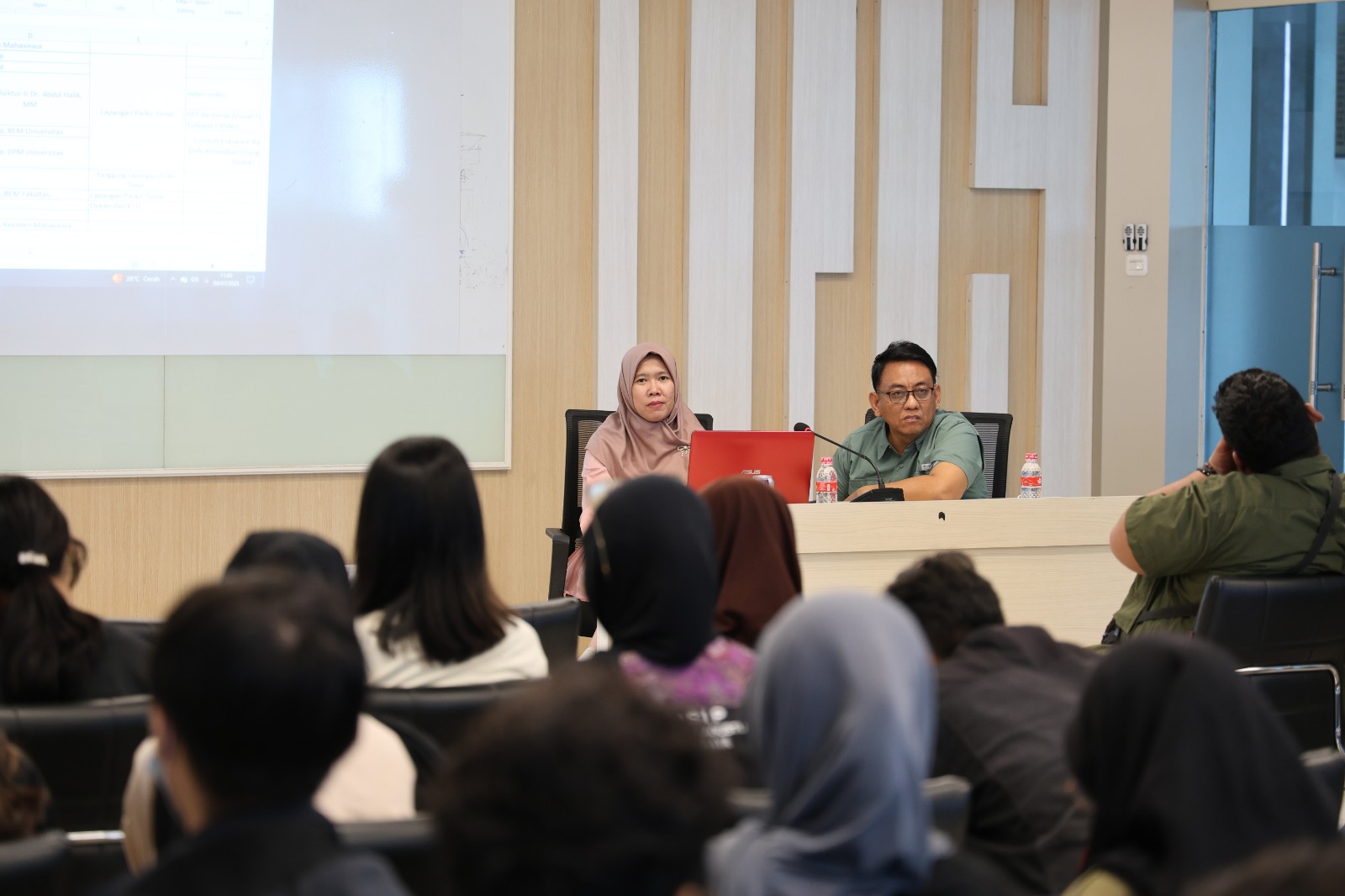 Sebanyak 27 perwakilan organisasi kemahasiswaan  dari berbagai struktur seperti Badan Eksekutif Mahasiswa (BEM), Himpunan, hingga Unit Kegiatan Mahasiswa (UKM) hadir dalam diskusi langsung 