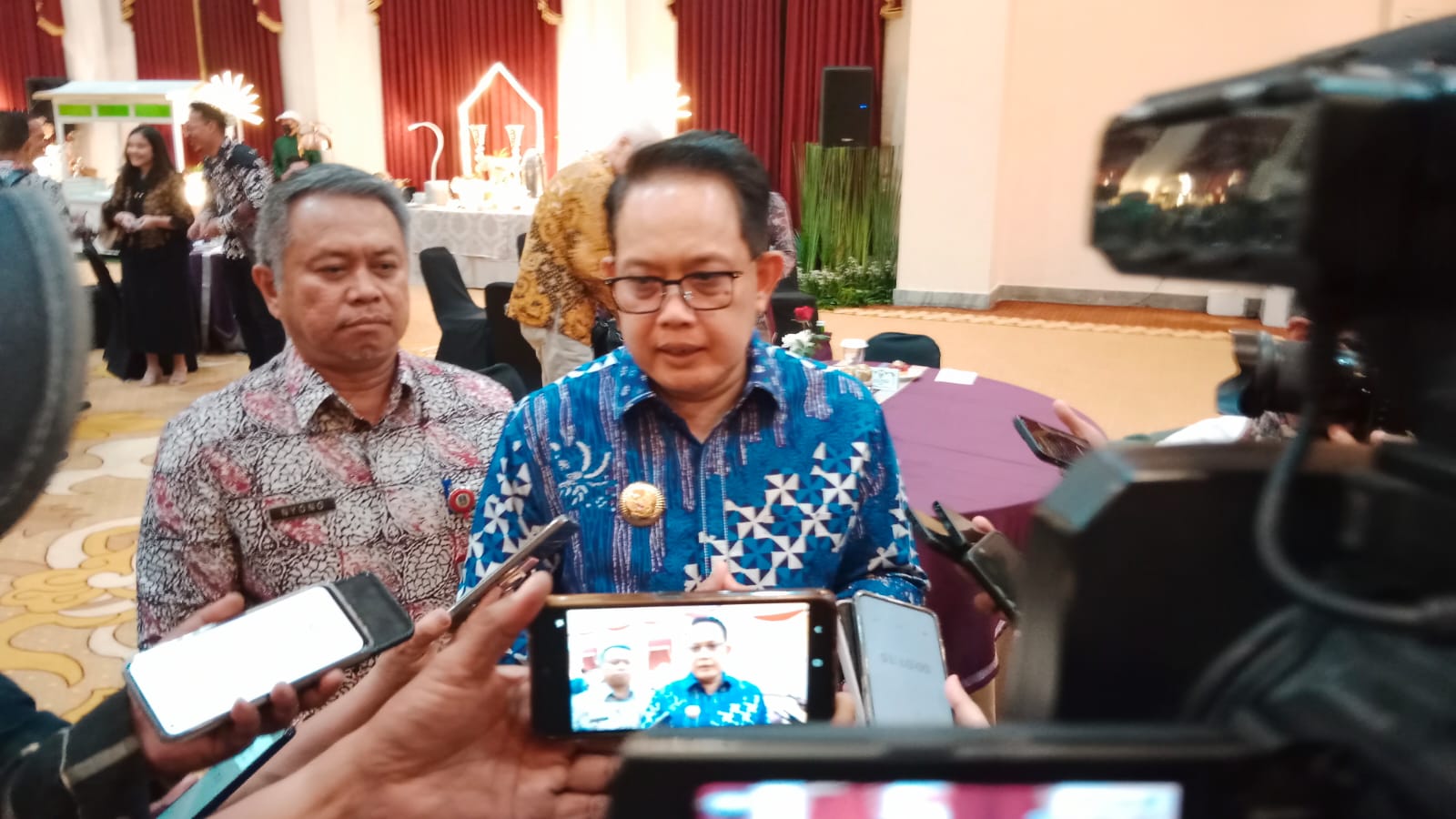 Pejabat (Pj) Gubernur Jawa Timur, Adhy Karyono memberikan keterangan kepada wartawan usai  acara Official Handover Ceremony of The Sustainable Urban Mobility Plan For Surabaya Metropolitan Area yang berlangsung di Grahadi, Senin (15/7/2024).