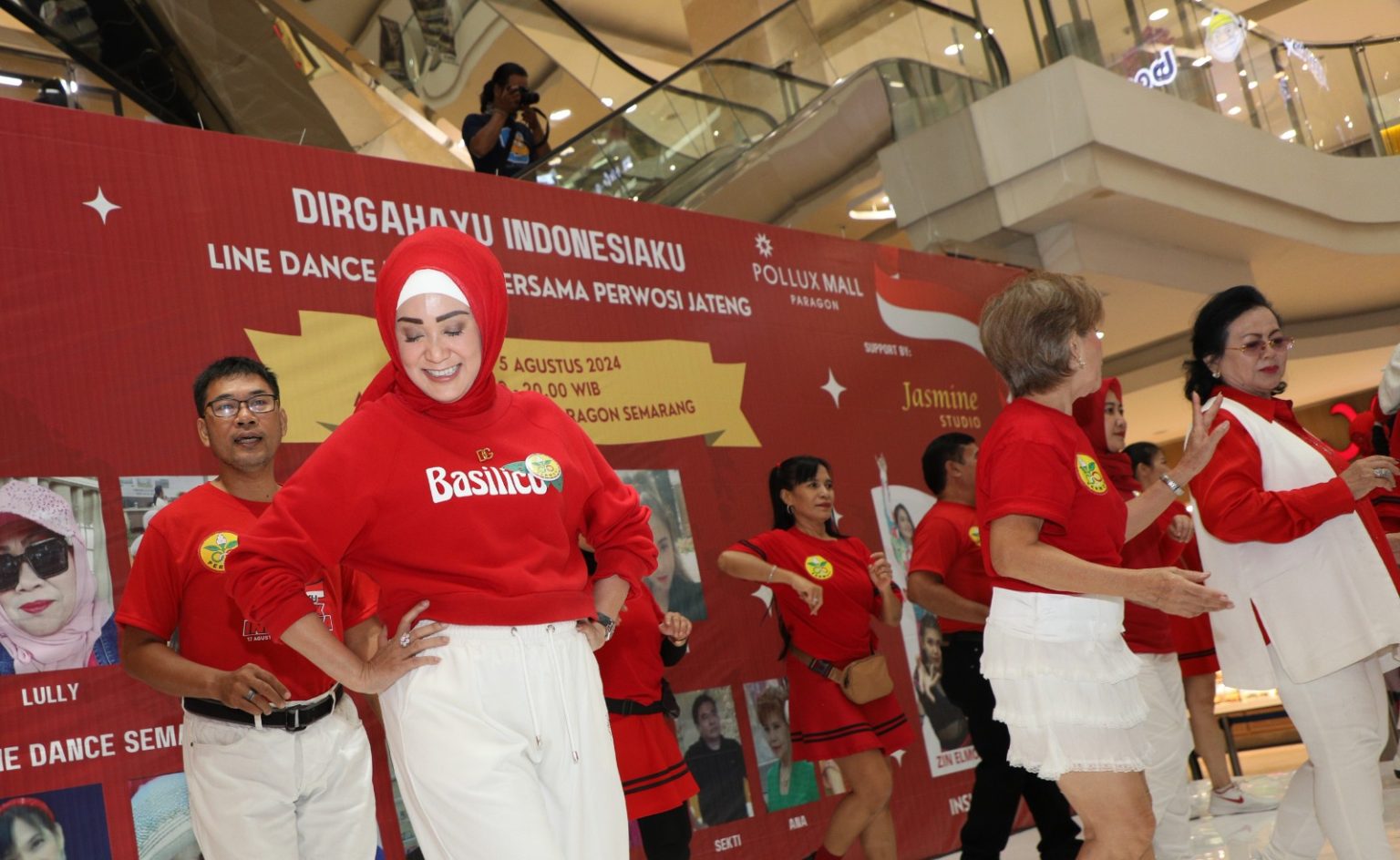 Sebanyak 500-an anggota Persatuan Wanita Olahraga Seluruh Indonesia Perwosi Jawa Tengah, mengadakan acara line dance massal dalam rangka menyambut HUT ke-79 Republik Indonesia