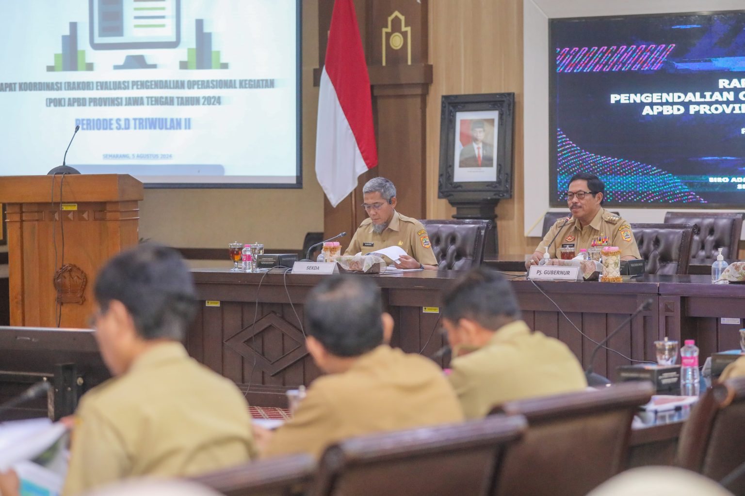 Penjabat (Pj) Gubernur Jawa Tengah, Nana Sudjana Dalam Rapat Koordinasi Pengendalian Operasional Kegiatan (POK) APBD Provinsi Jawa Tengah Triwulan II tahun 2024 yang diadakan di Kantor Gubernur.