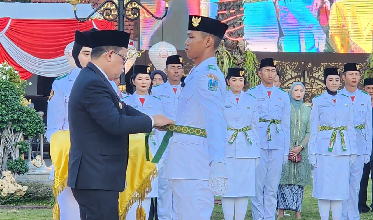 Pj. Gubernur Jawa Timur, Adhy Karyono, secara resmi mengukuhkan 64 anggota Paskibraka Provinsi Jawa Timur Tahun 2024