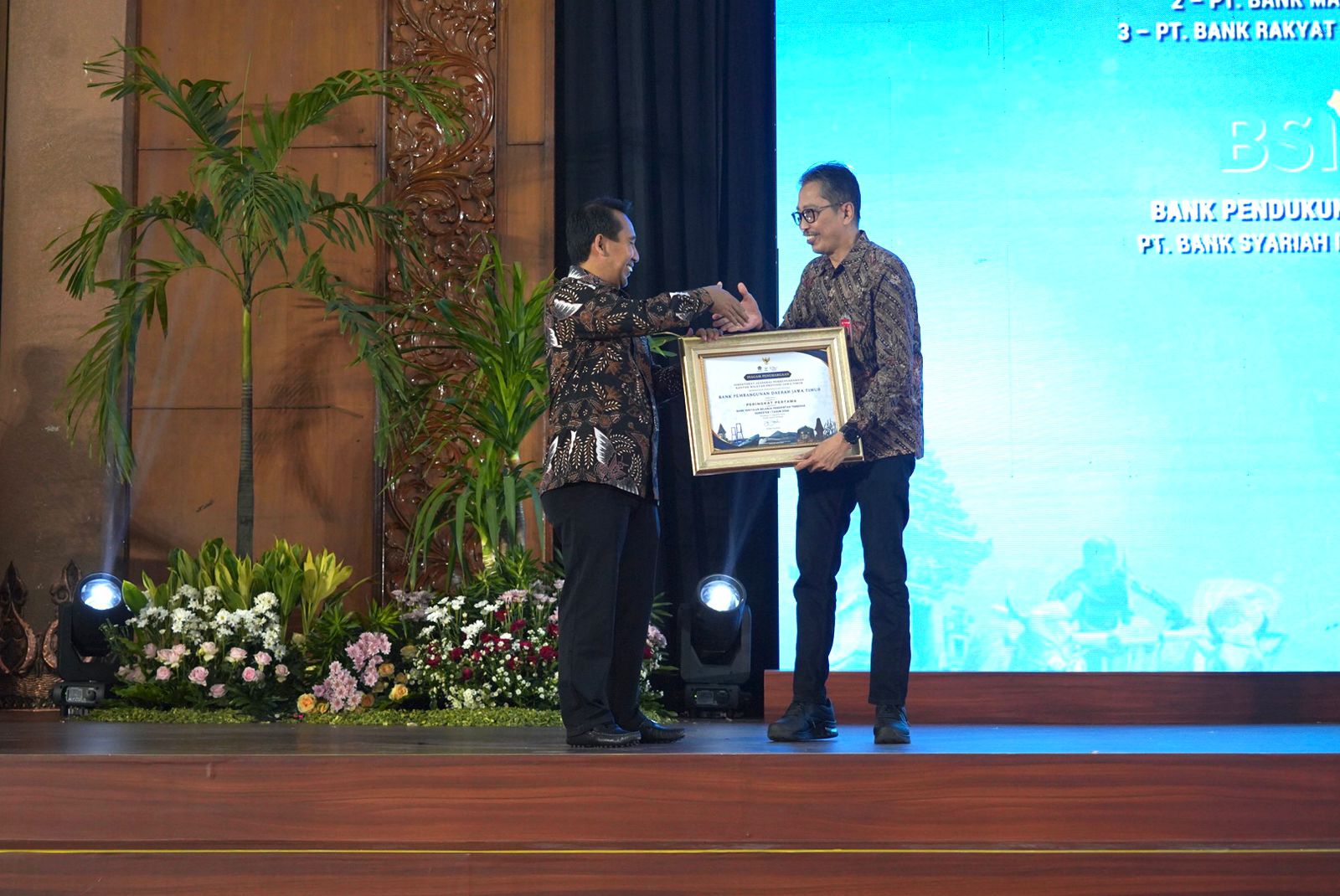 penghargaan diserahkan oleh Kepala Kanwil DJPb Jatim Didyk Choiroel dan diterima langsung oleh Direktur Utama bankjatim Busrul Iman dalam acara Rapat Koordinasi Pengelolaan Anggaran pada hari Selasa (27/8). 