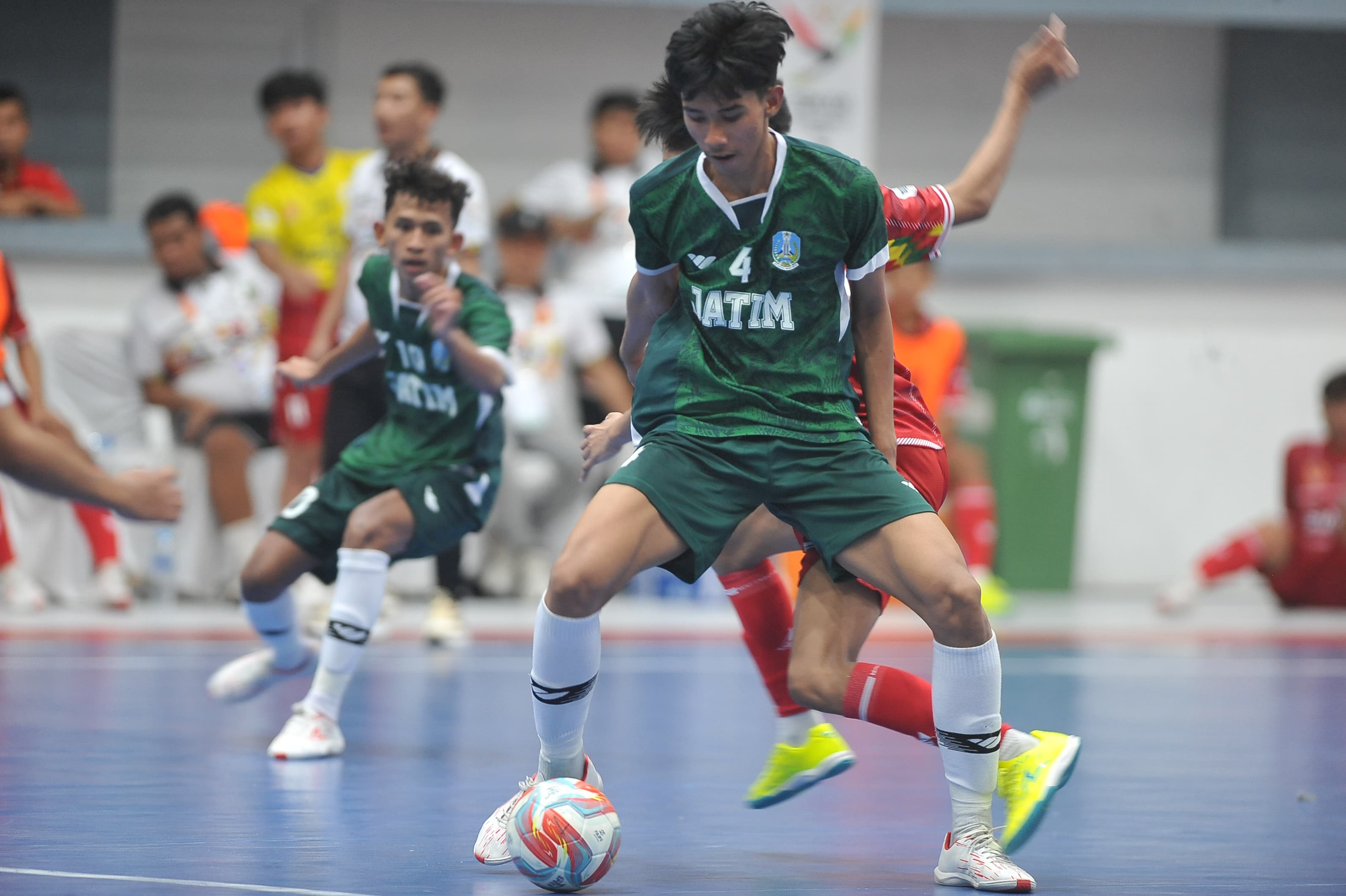 FutsalJatim meraih kemenangan penting di laga ketiga Grup A pada PON XXI 2024 Aceh-Sumut dengan menumbangkan Sulawesi Barat 4-1 di Gor Dispora Sumut, Jalan William Iskandar, Deli Serdang, Selasa (3/9/2024).

