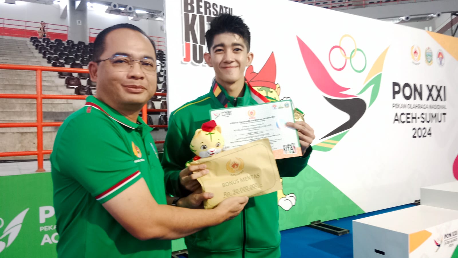 Michael Arroll Nestor Jennings, atlet wushu menerima bonus mentas dari KONI Jatim yang diserahkan oleh Kepala Bakesbangpol Jatim Eddy Supriyanto setelah memperoleh medali emas di nomor Wingchun Butterfly Sword Putra pada PON 2024