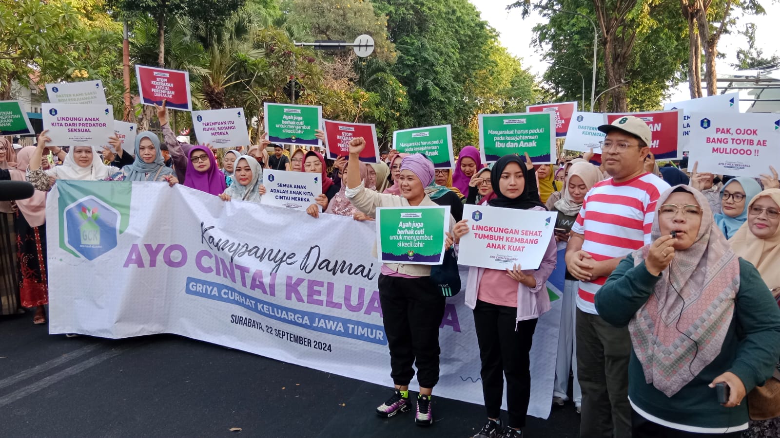 Bakal Calon Gubernur dan Wakil Gubernur Jawa Timur, Luluk Nur Hamidah dan Lukmanul Khakim, menggelar kampanye bertema perlindungan perempuan dan anak pada acara Car Free Day (CFD) di sekitar Taman Bungkul, Surabaya, Minggu (22/9/2024)