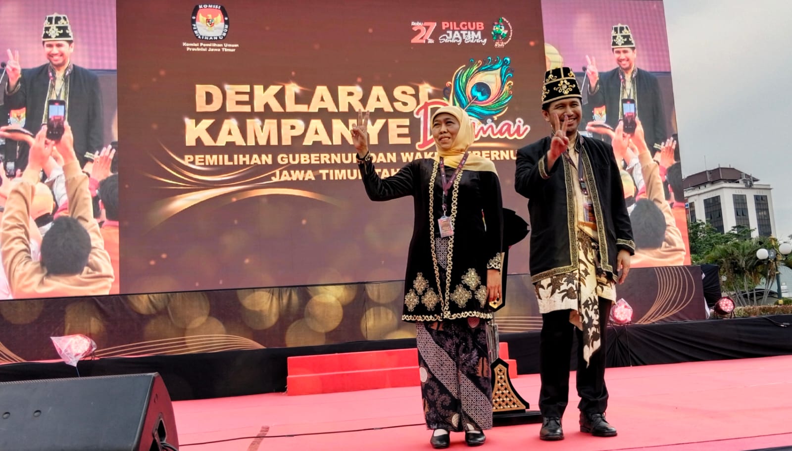 Pasangan calon Gubernur dan Wakil Gubernur Jawa Timur, Khofifah Indar Parawansa dan Emil Elestianto Dardak saat Deklarasi Kampanye Damai yang digelar di Tugu Pahlawan Surabaya, Selasa (24/9/2024), 