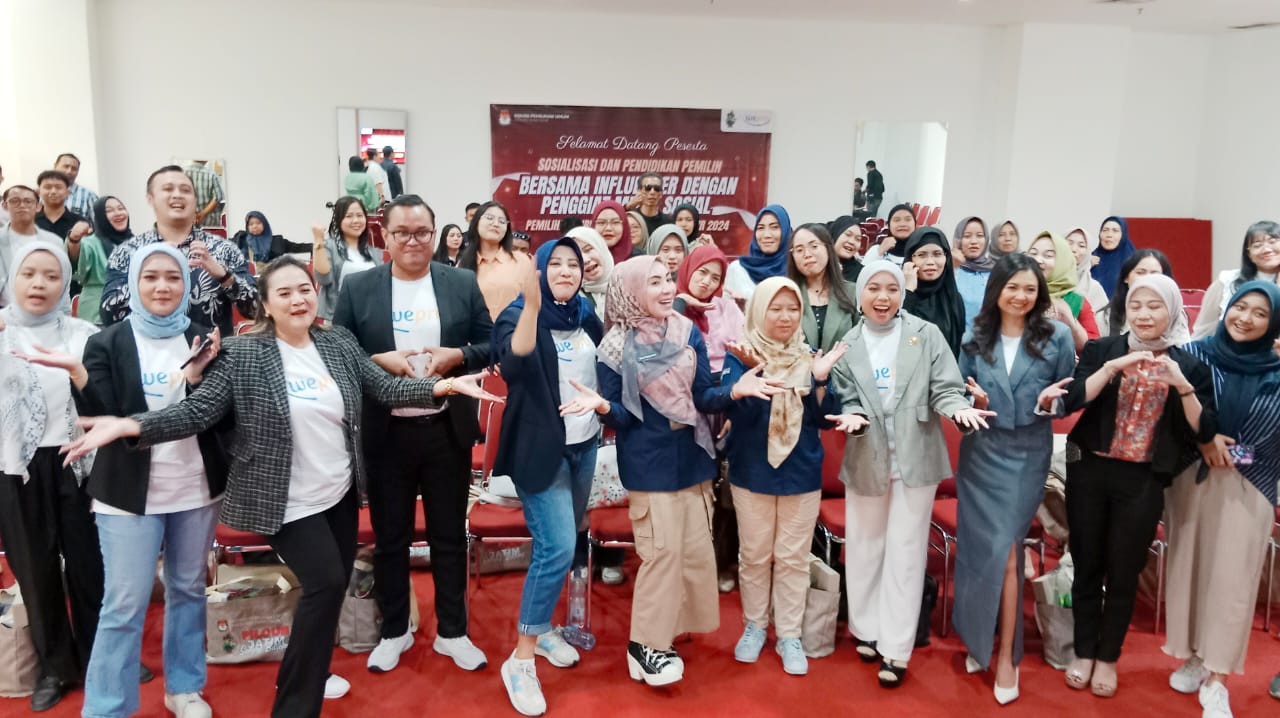 KPU Jatim menggandeng influencer sebagai bagian dari kampanye sosialisasi di Grand City Surabaya, Sabtu (28/9/2024).