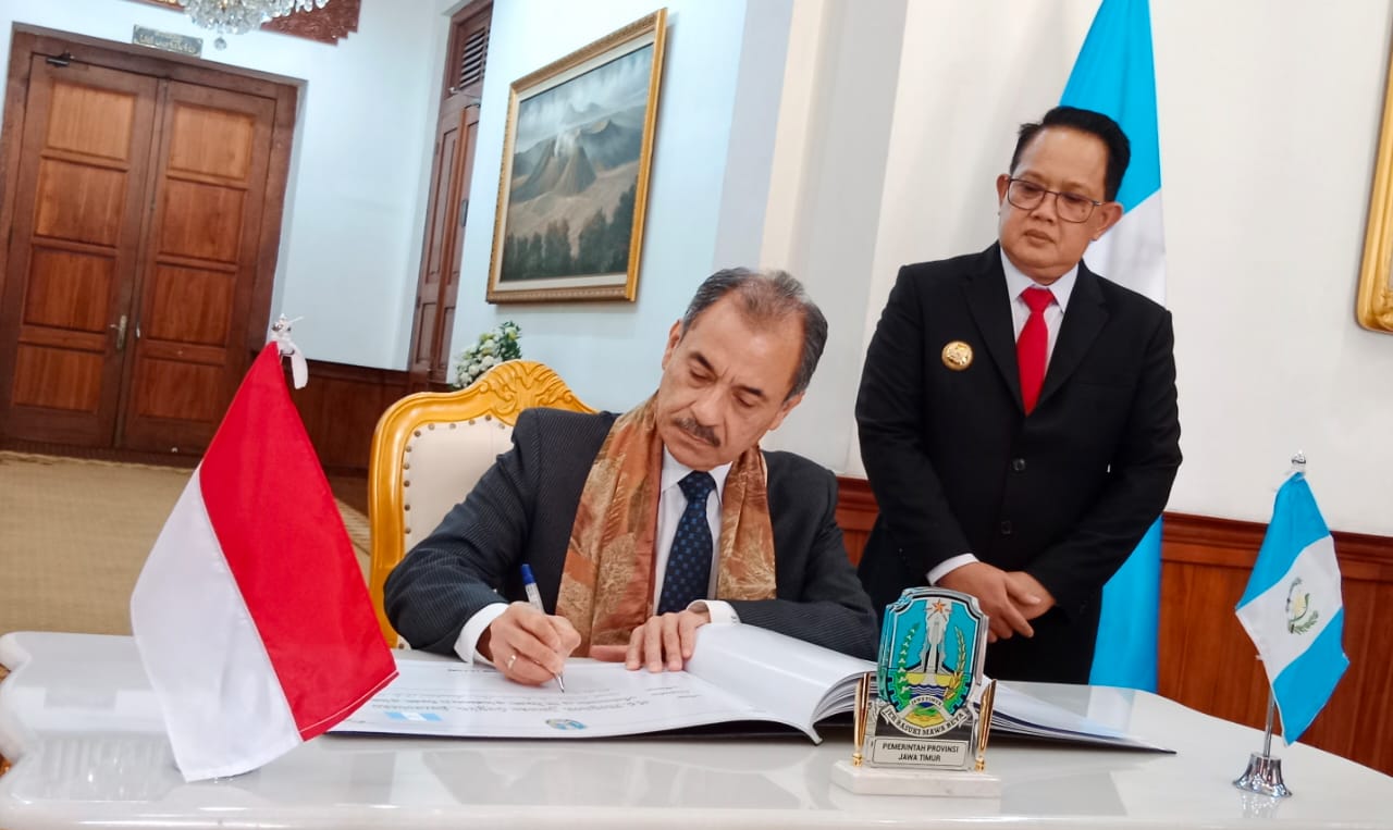 Penjabat (Pj.) Gubernur Jawa Timur Adhy Karyono menyambut kunjungan Duta Besar Guatemala untuk Indonesia, Maynor Jacobo Cuyún Salguero, di Gedung Negara Grahadi pada Senin (30/9).
