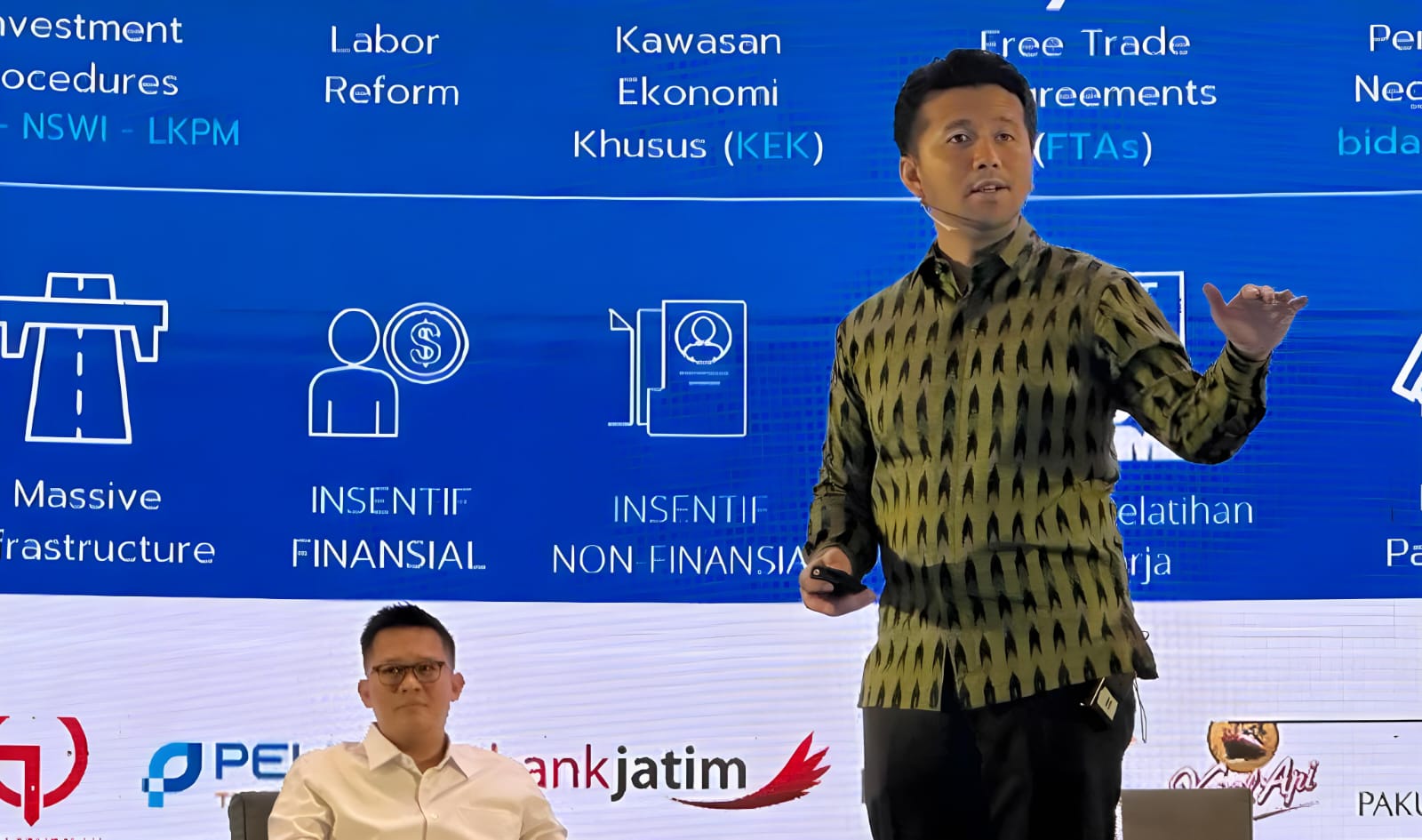 Emil Elestianto Dardak menjadi narasumber dalam Musyawarah Kota (Mukota) VII Kamar Dagang dan Industri (Kadin) Surabaya yang digelar di Ballroom Hotel Westin, Kamis (17/10)