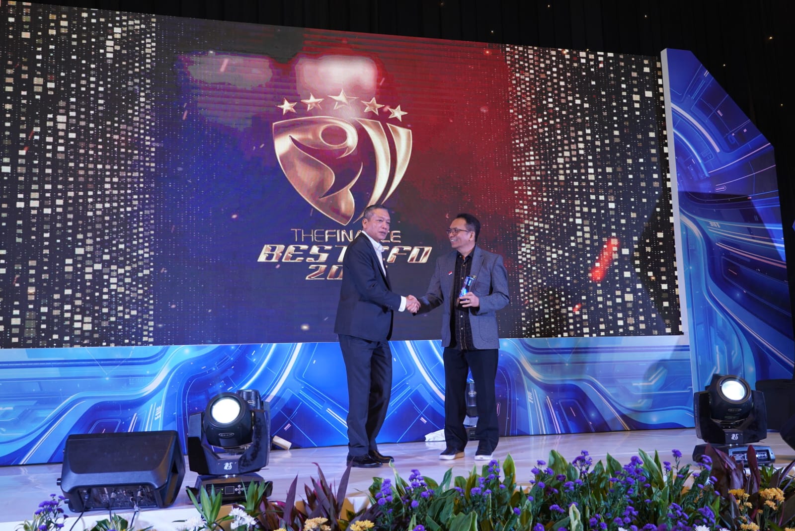 bankjatim dinobatkan sebagai Top 20 Financial Institution kategori bank asset 100 triliun - <200 triliun predikat sangat bagus.