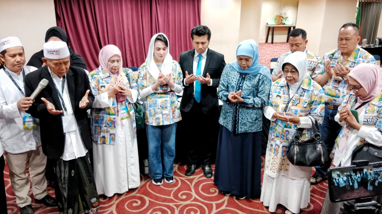 Sebelum berangkat ke lokasi debat di Grand City Surabaya, pasangan Khofifah-Emil beserta rombongan terlebih dahulu melaksanakan doa bersama. Doa dipimpin oleh KH Asep Saifuddin Chalim, pengasuh Ponpes Amanatul Ummah Surabaya,