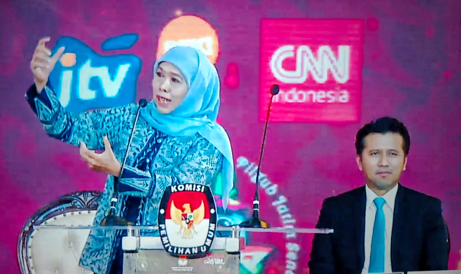 Pasangan calon nomor urut 2, Khofifah Indar Parawansa dan Emil Elestianto Dardak saat debat kedua Pemilihan Gubernur Jawa Timur 2024 pada Minggu (3/11) malam di Grand City Surabaya. 